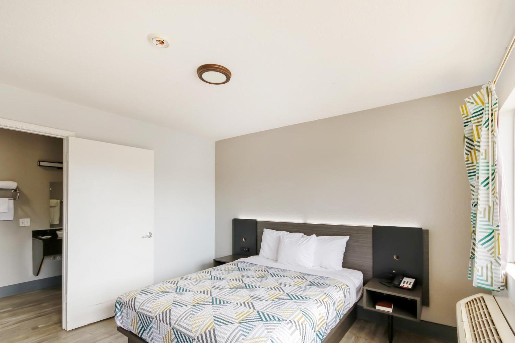 Queen Bed Accessible Non-Smoking
