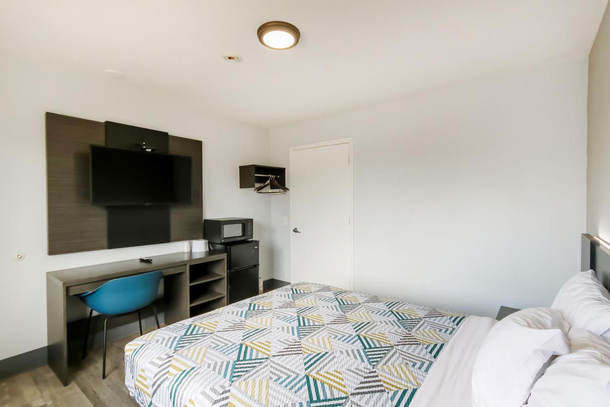 Queen Bed Accessible Non-Smoking