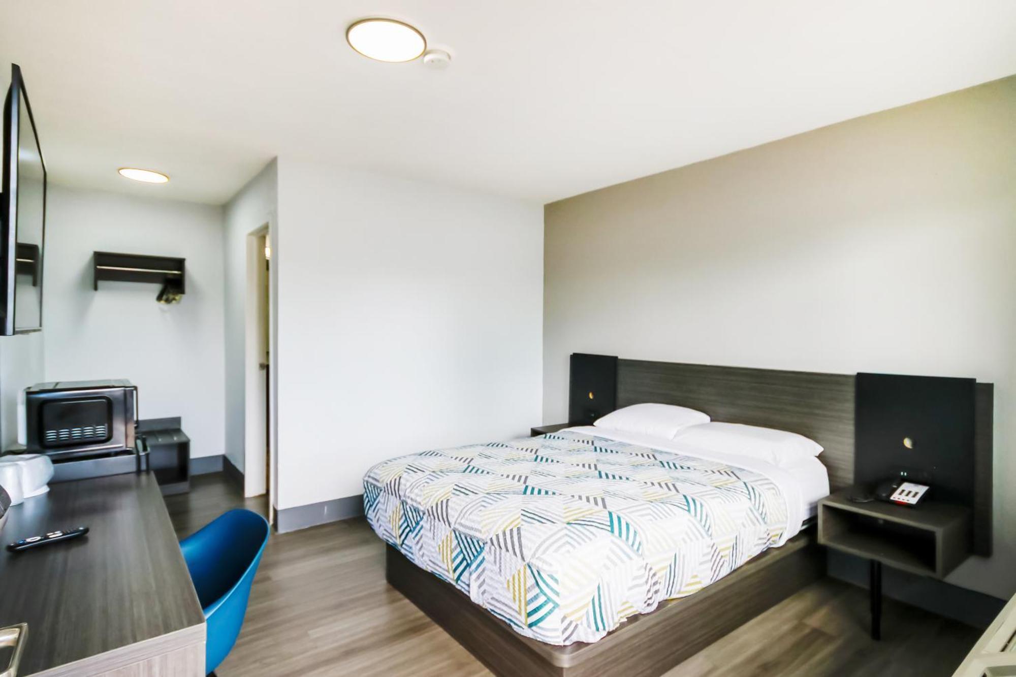 Queen Bed Accessible Smoking