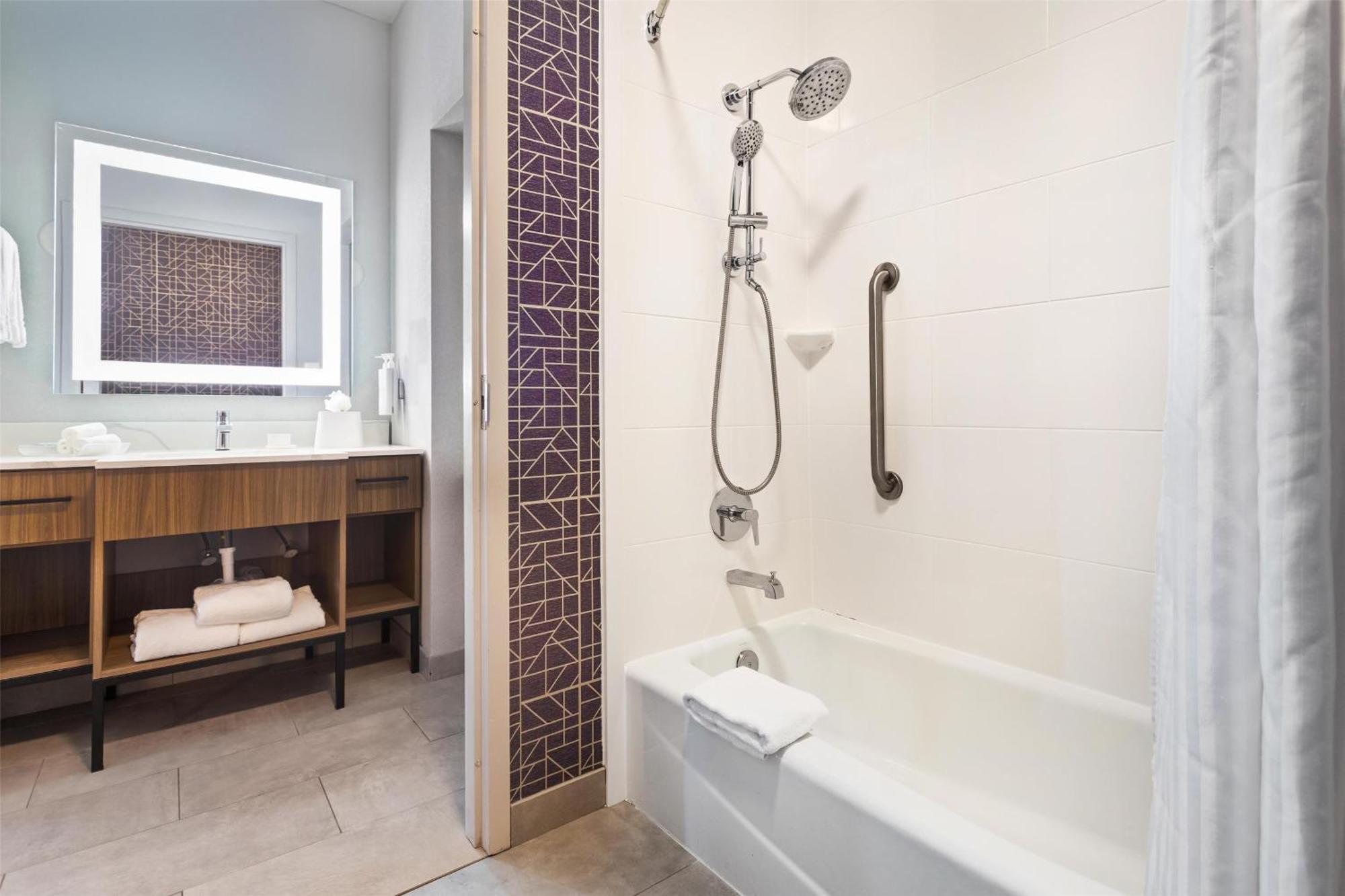 One-Bedroom Queen Suite with Two Queen Beds - Non-Smoking