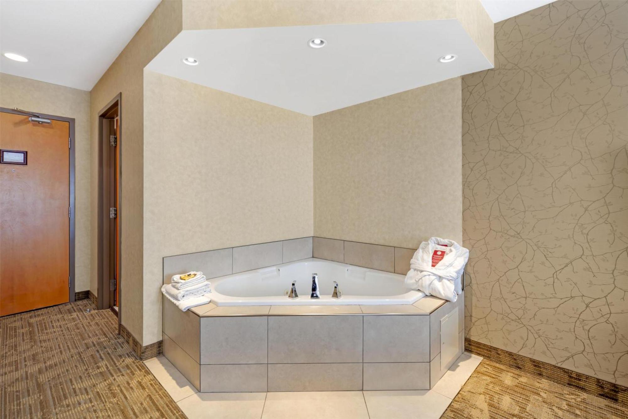 King Room Balcony Fireplace Spa Bath Second Floor or Non-Smoking