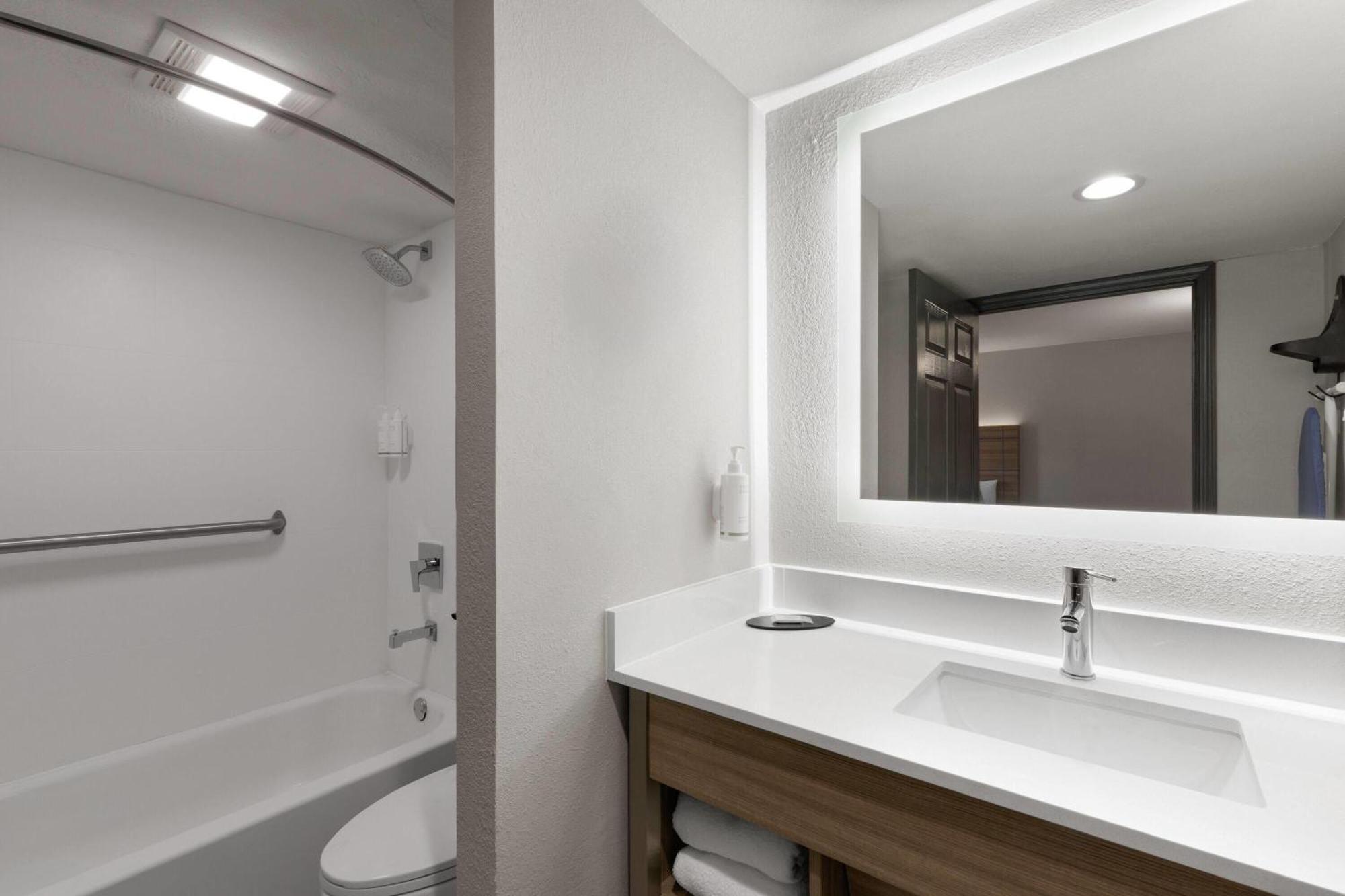 Queen Room Two Queen Beds Bath Tub Grab Bars Mobility Accessible or Non-Smoking