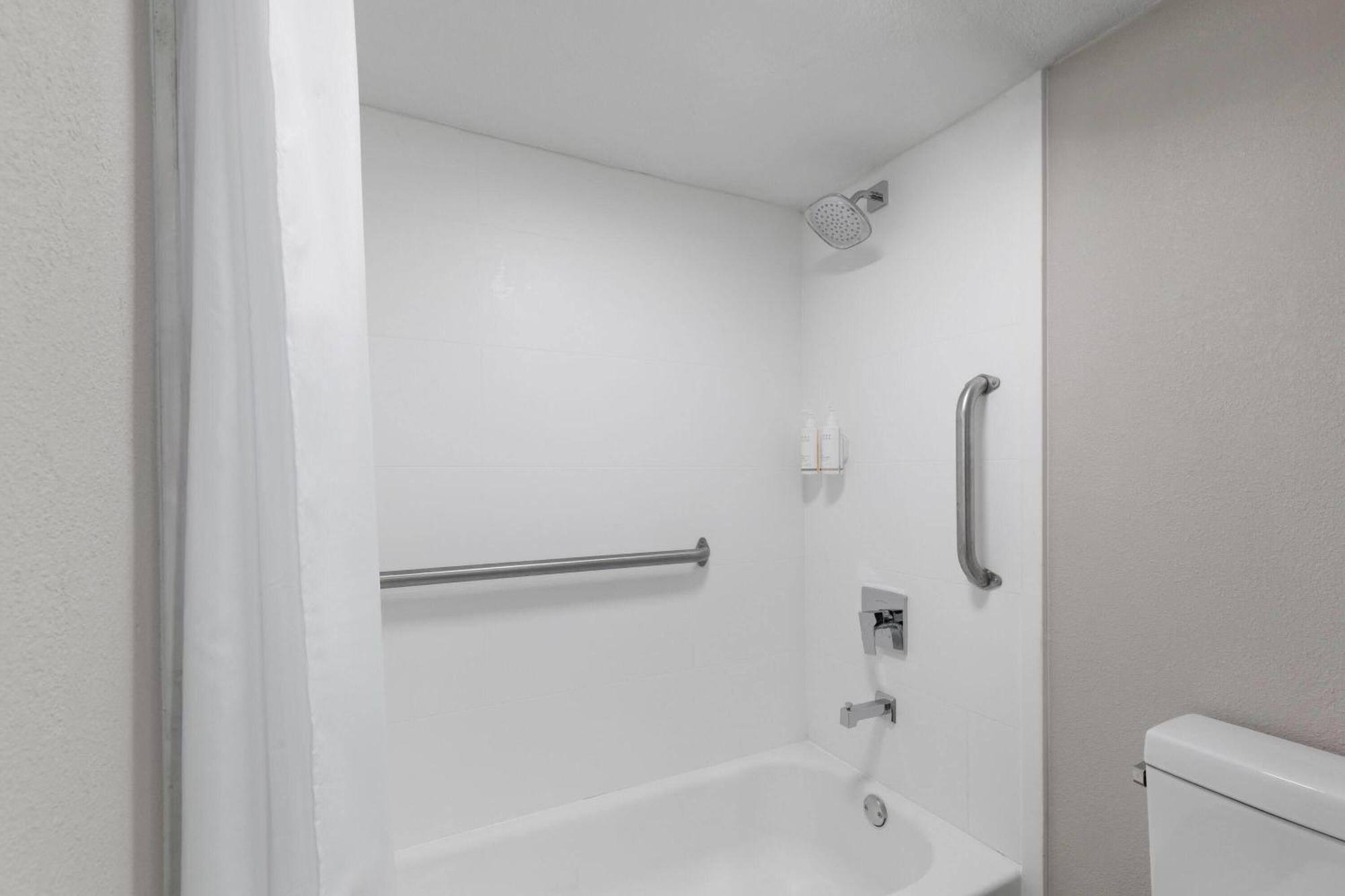 Queen Room Two Queen Beds Bath Tub Grab Bars Mobility Accessible or Non-Smoking