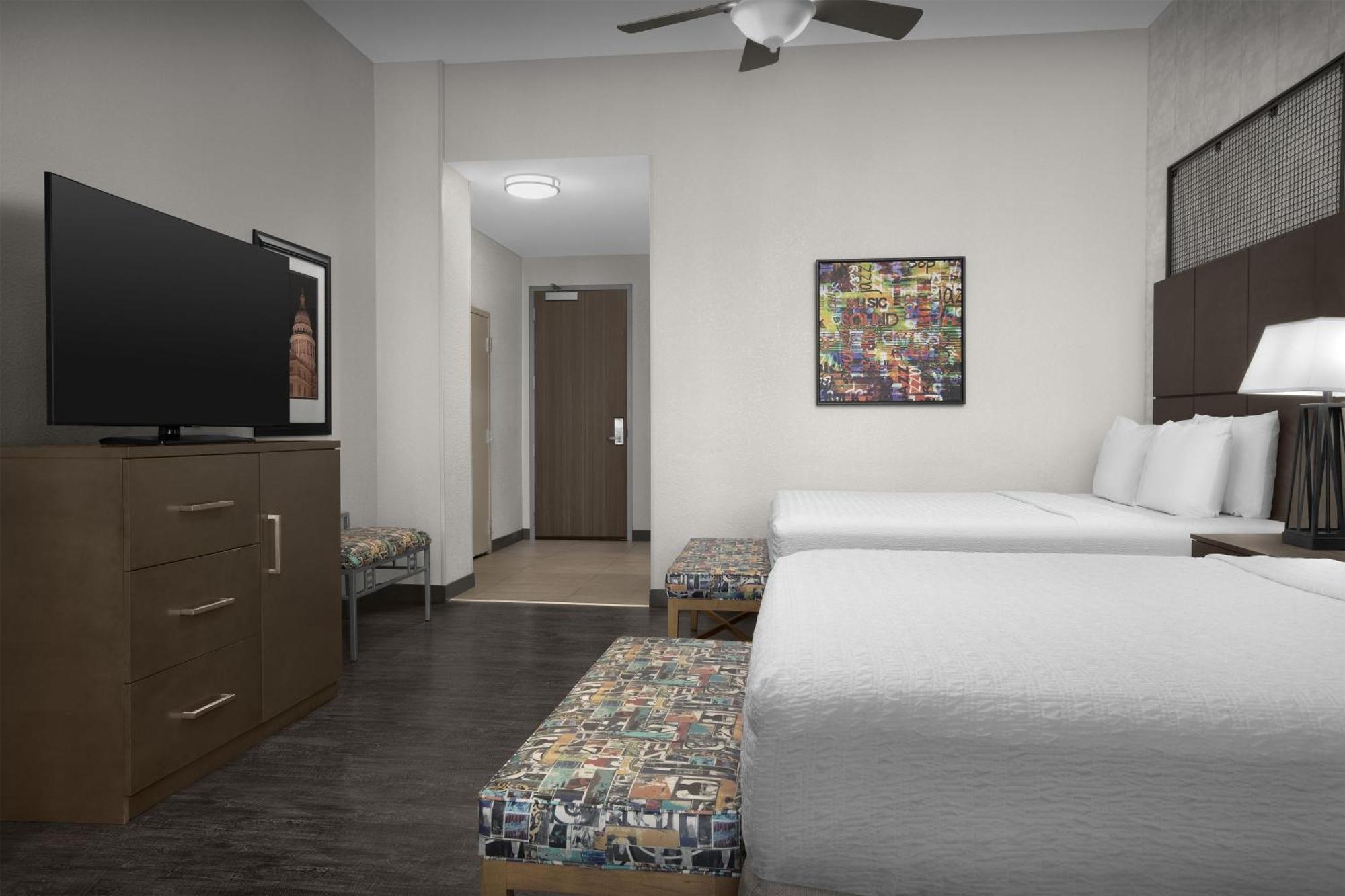 Queen Room Two Queen Beds Balcony Bath Tub Hearing Accessible or Non-Smoking