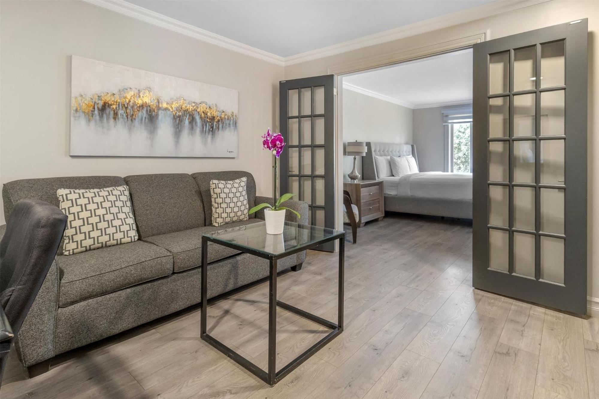 Two-Room King Suite with Bath Tub and Sofa Bed - Disability/Non-Smoking