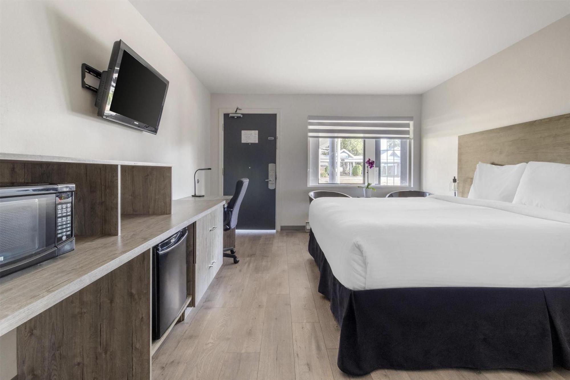 King Room with Walk-in Shower - Mobility Access/Non-Smoking