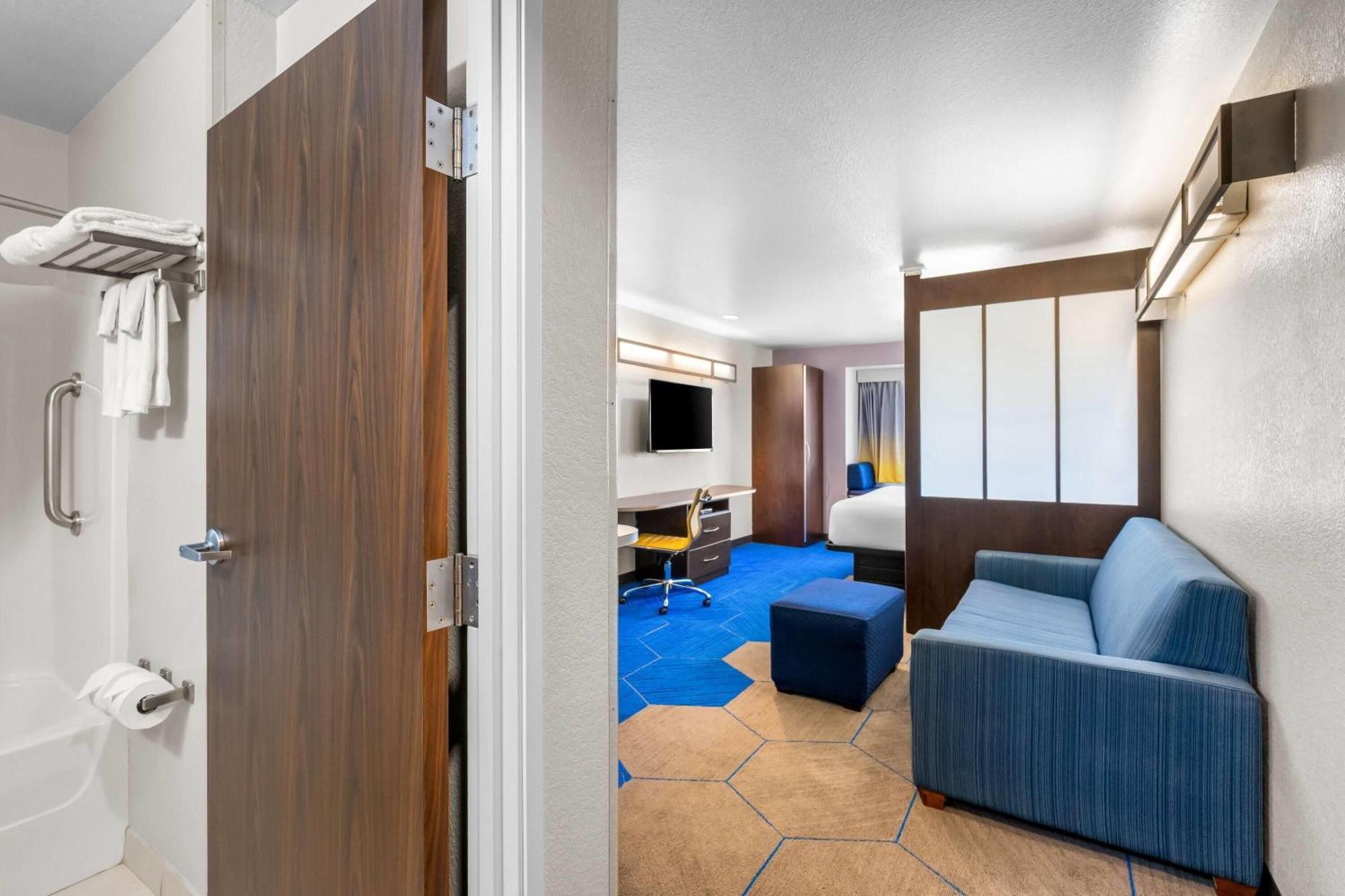 Queen Suite Non-Smoking