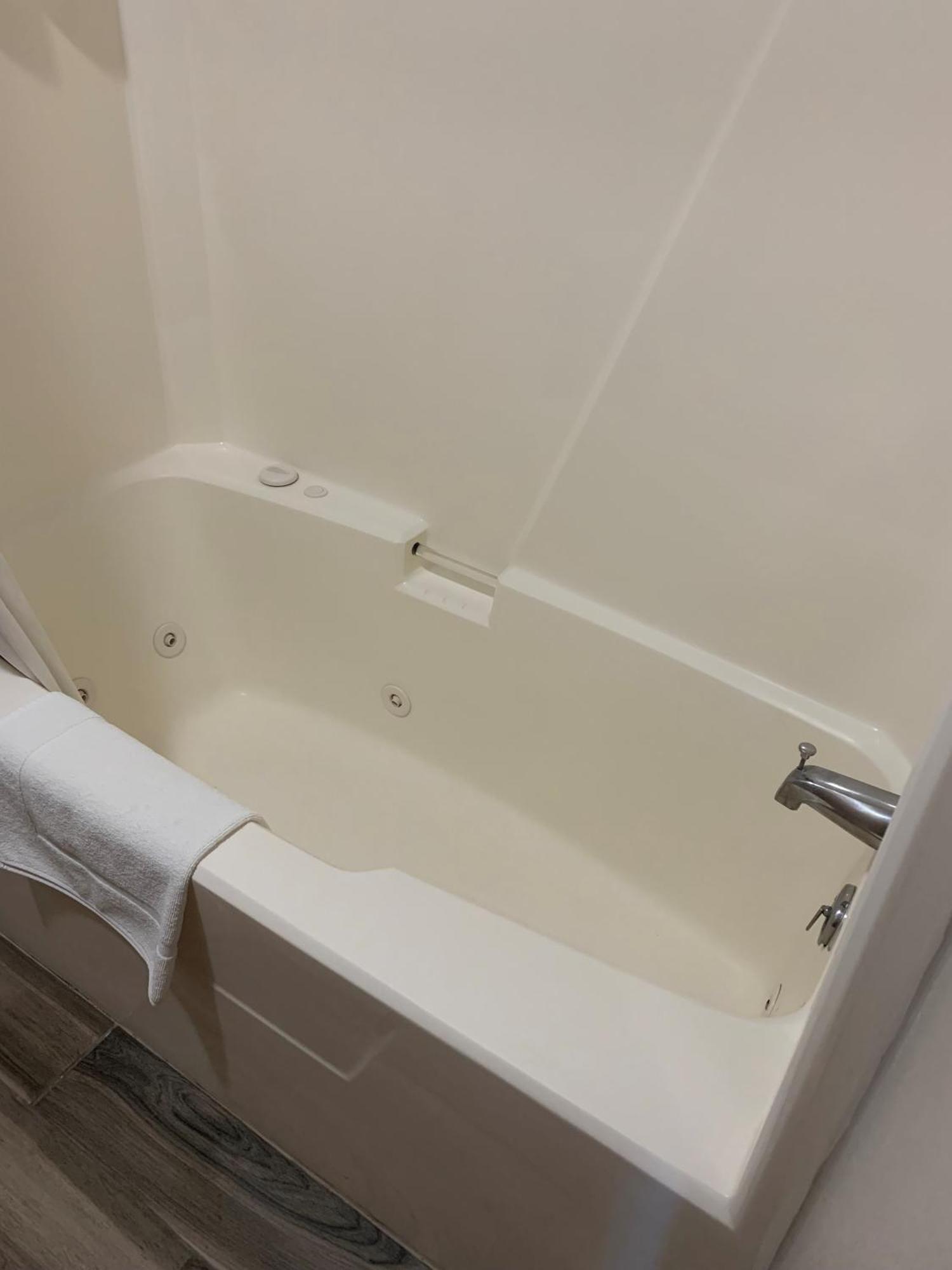 King Suite Jetted Tub Non-Smoking