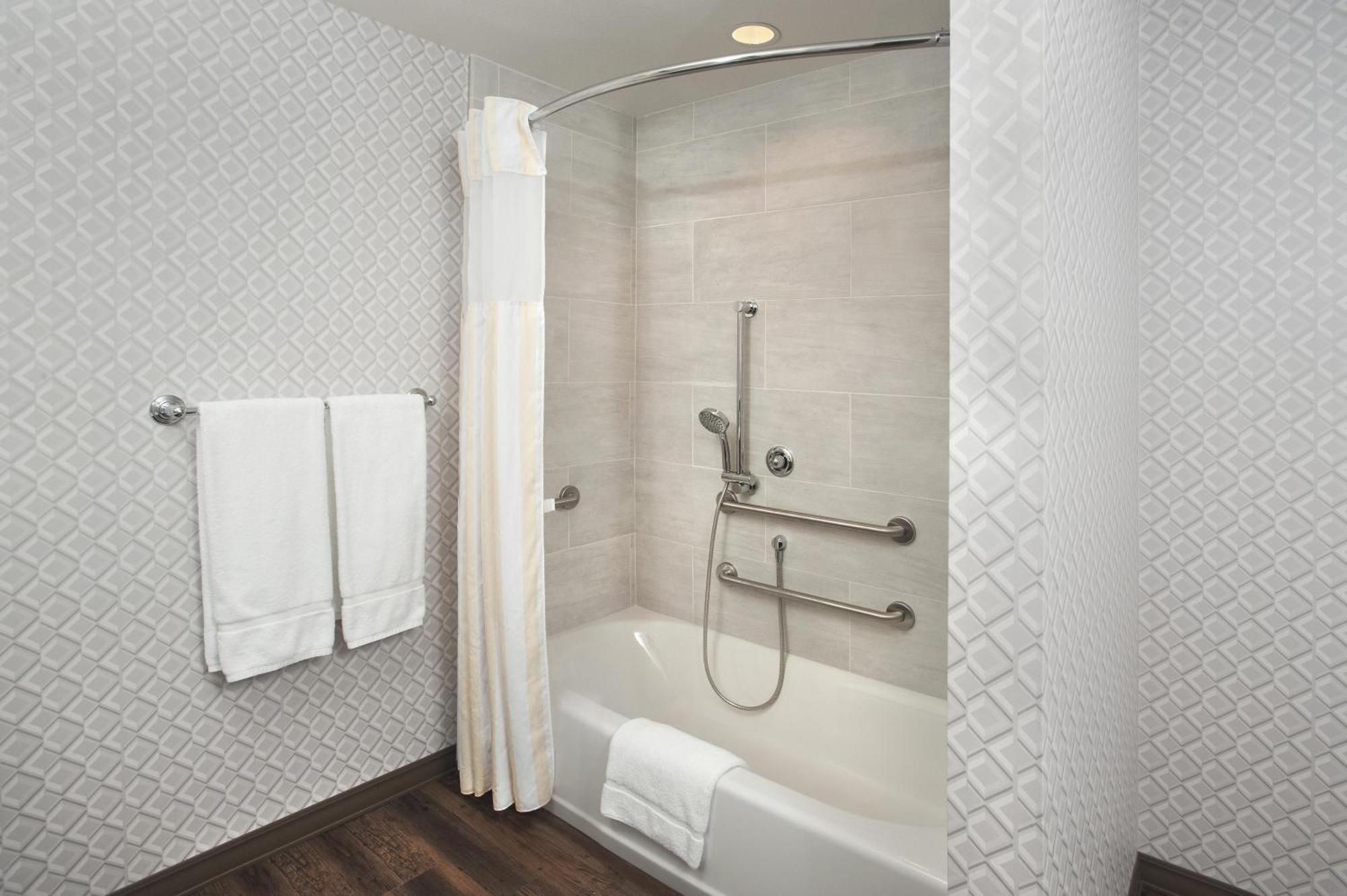 Queen Room Two Queen Beds Mobility Hearing Access