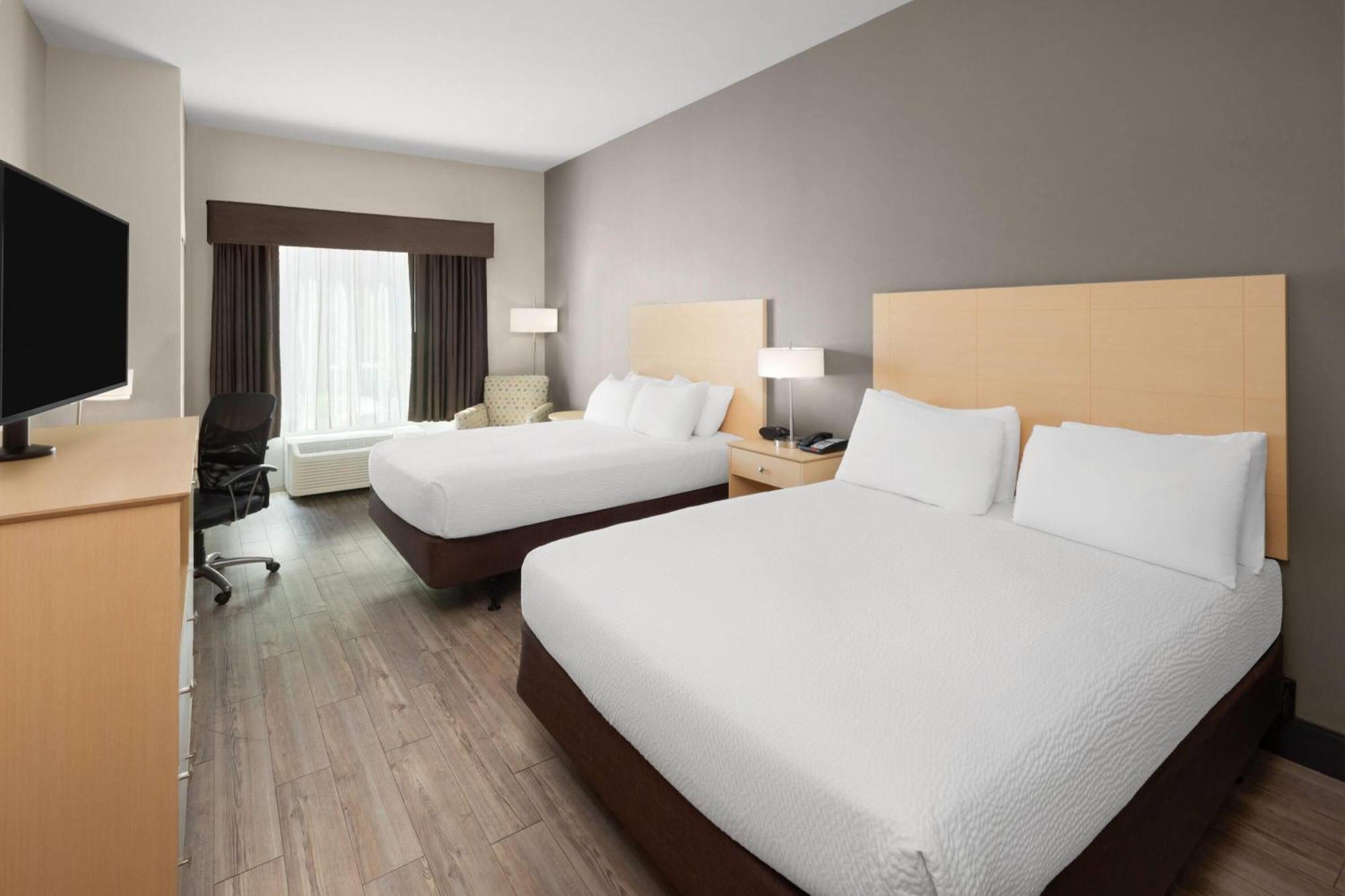 Queen Room with Mobility/Hearing Access and Roll-In Shower - Non-Smoking