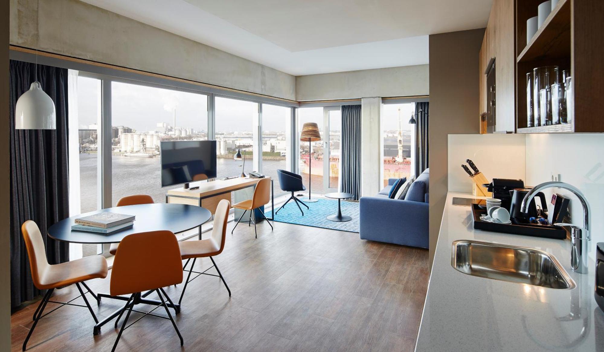 One-Bedroom Corner Queen Suite