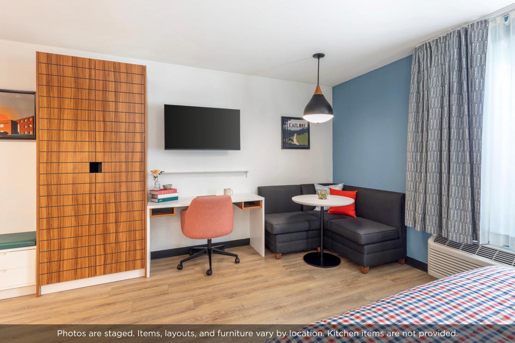 1 Queen Bed Non-Smoking Studio w or Kitchen