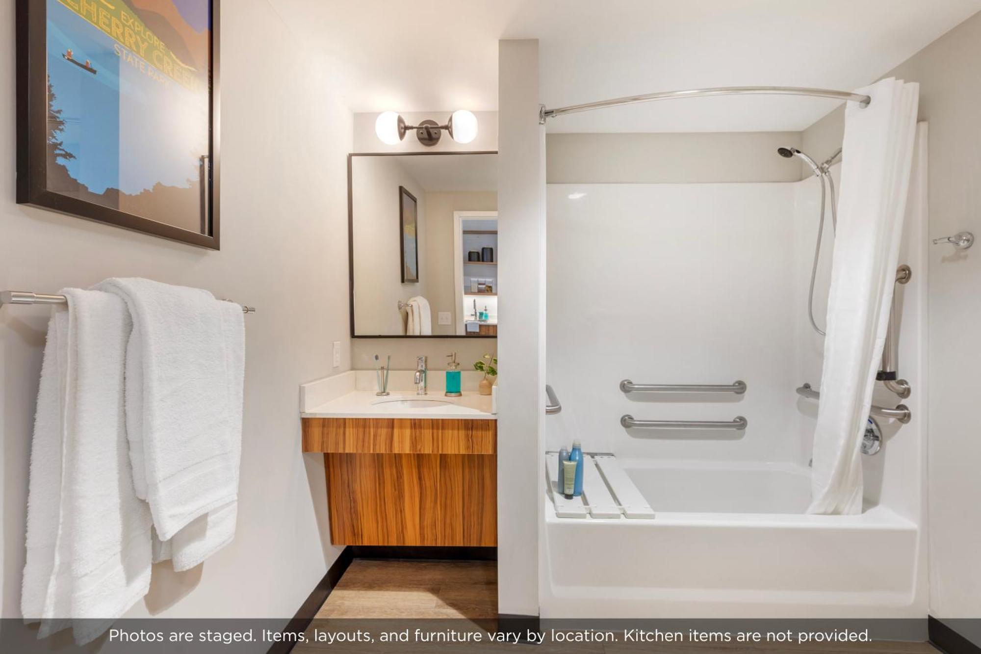 1 Queen Bed Accessible Non-Smoking Studio w or Kitchen