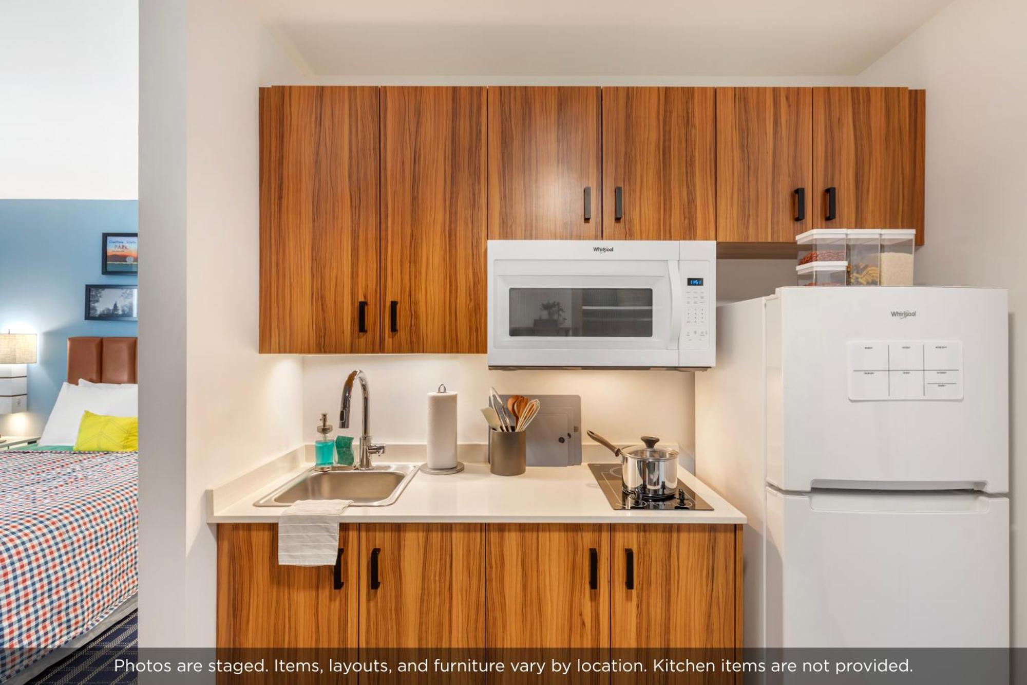 1 Queen Bed Non-Smoking Studio w or Kitchen