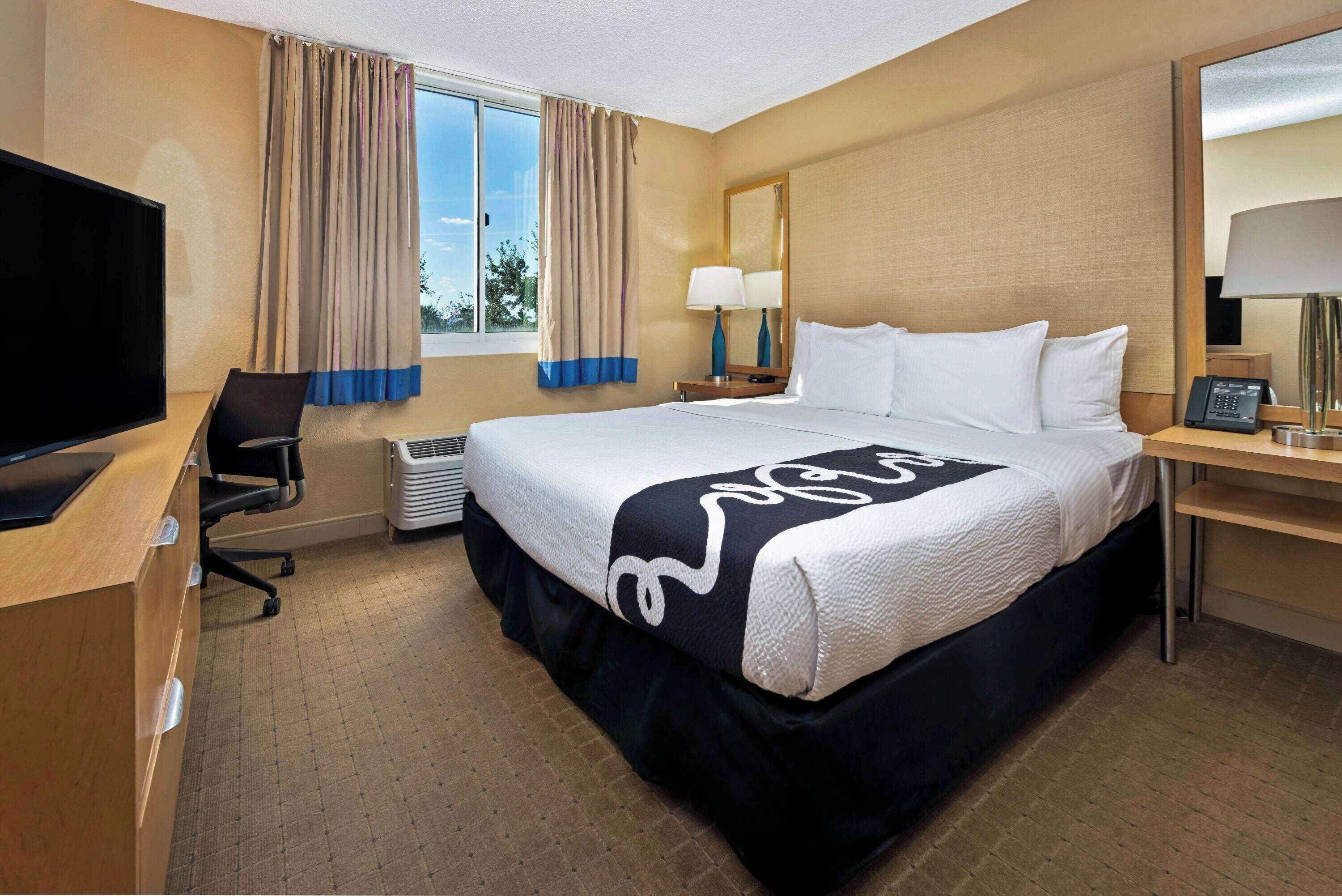 Deluxe King Room Non-Smoking