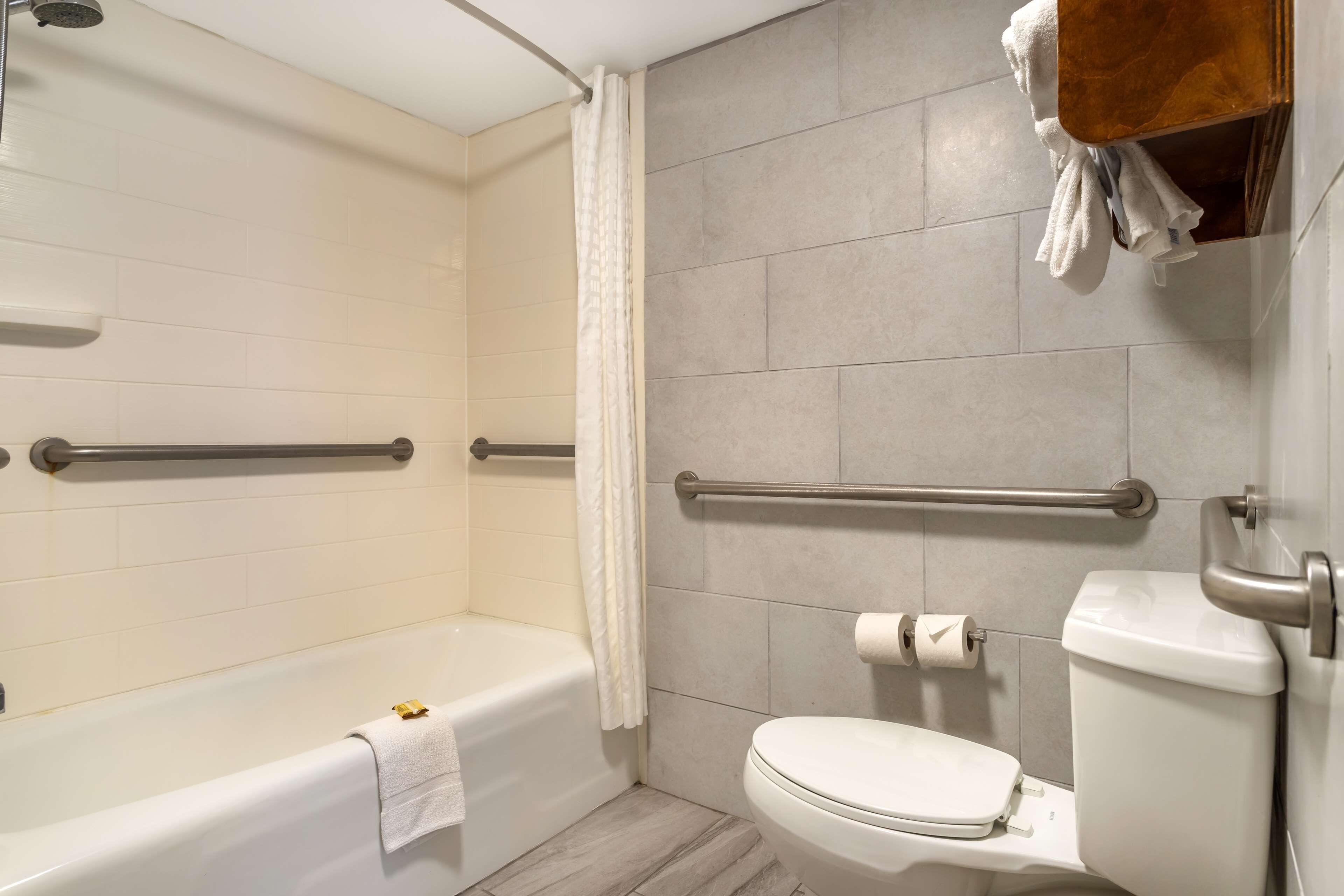 Queen Room Two Queen Beds Bath Tub Disability Access