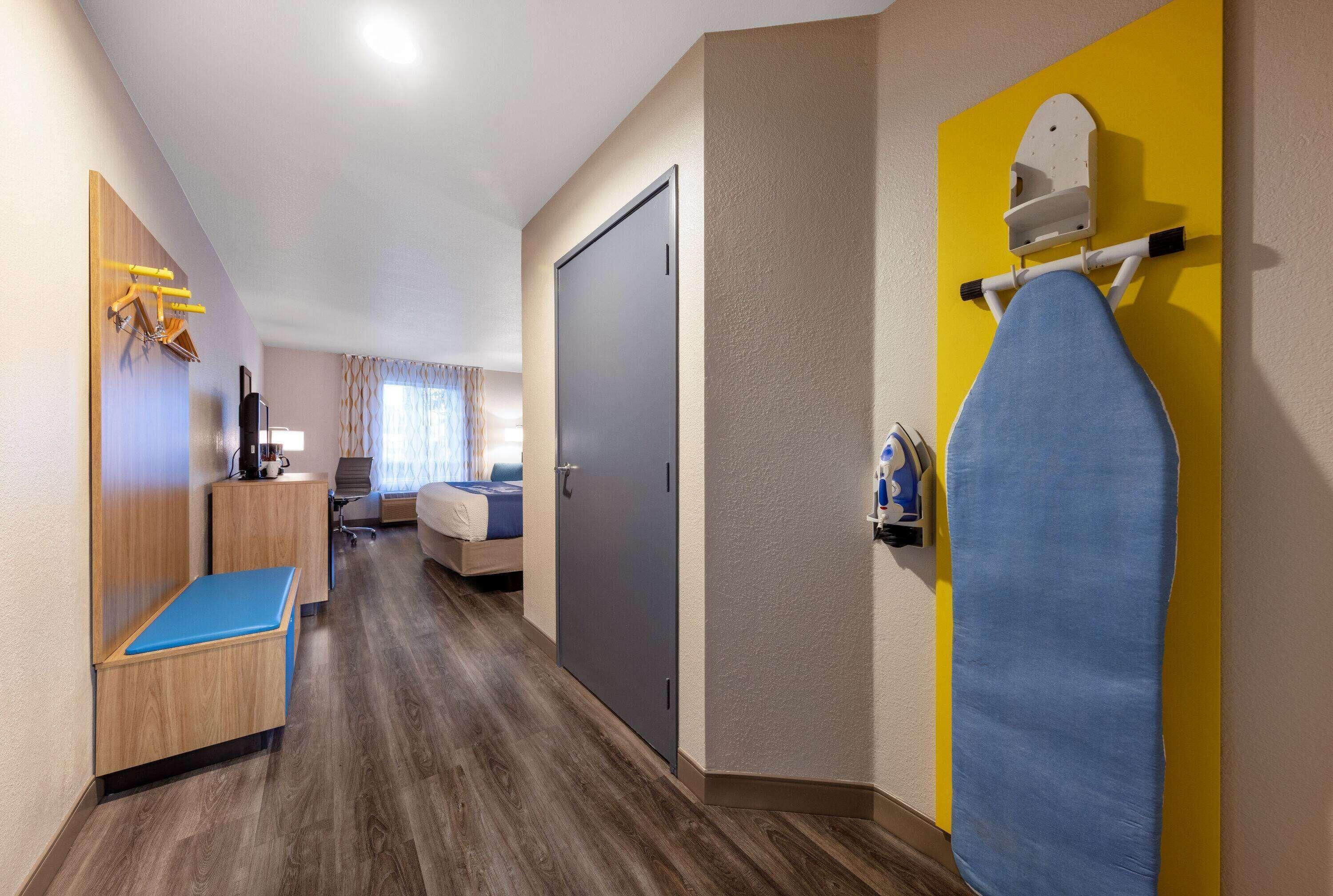 King Room Roll Shower Mobility Access or Non-Smoking