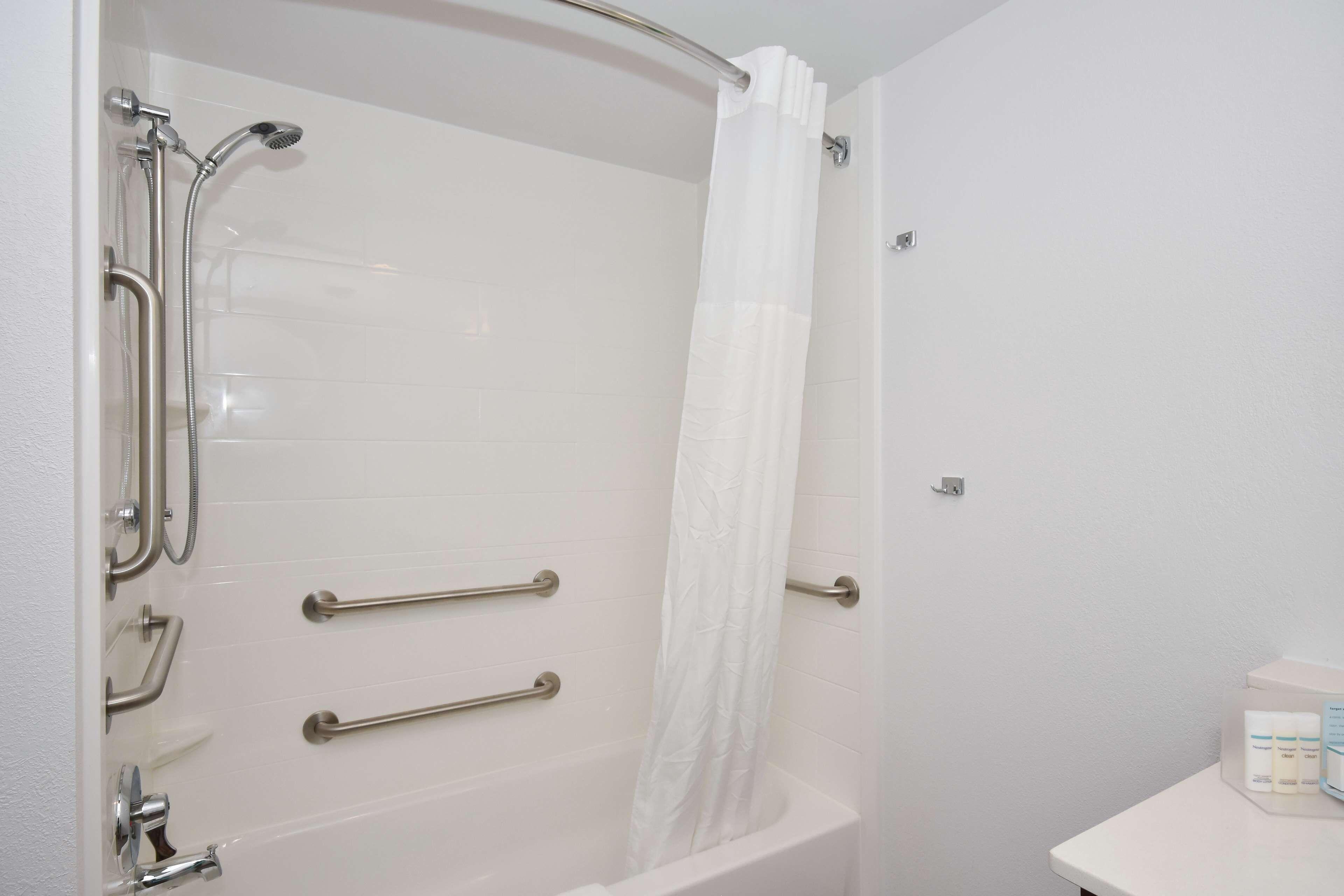 Queen Room Bath Tub Disability Access or Non-Smoking