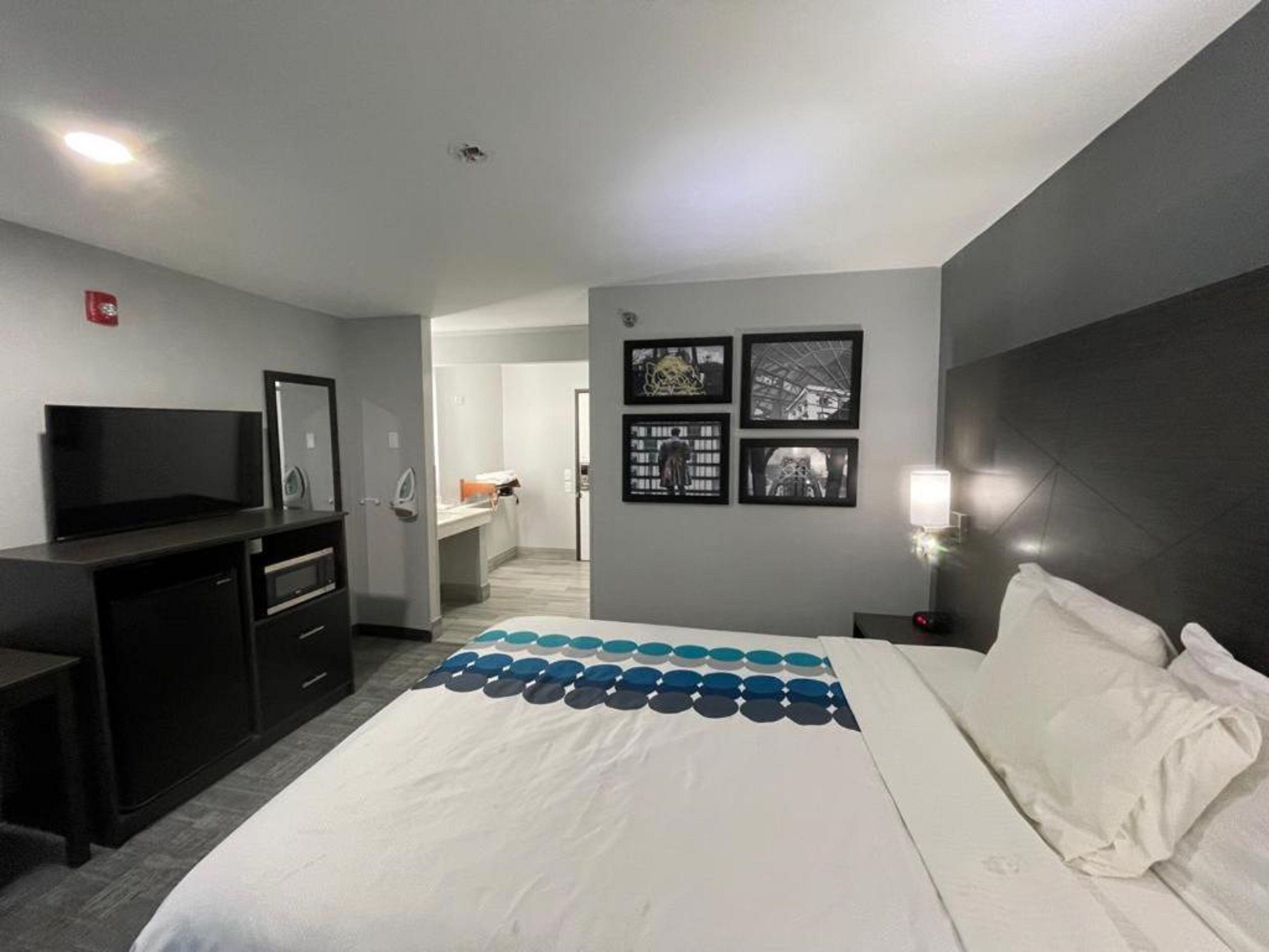 Deluxe Queen Room Mobility Access or Non-Smoking