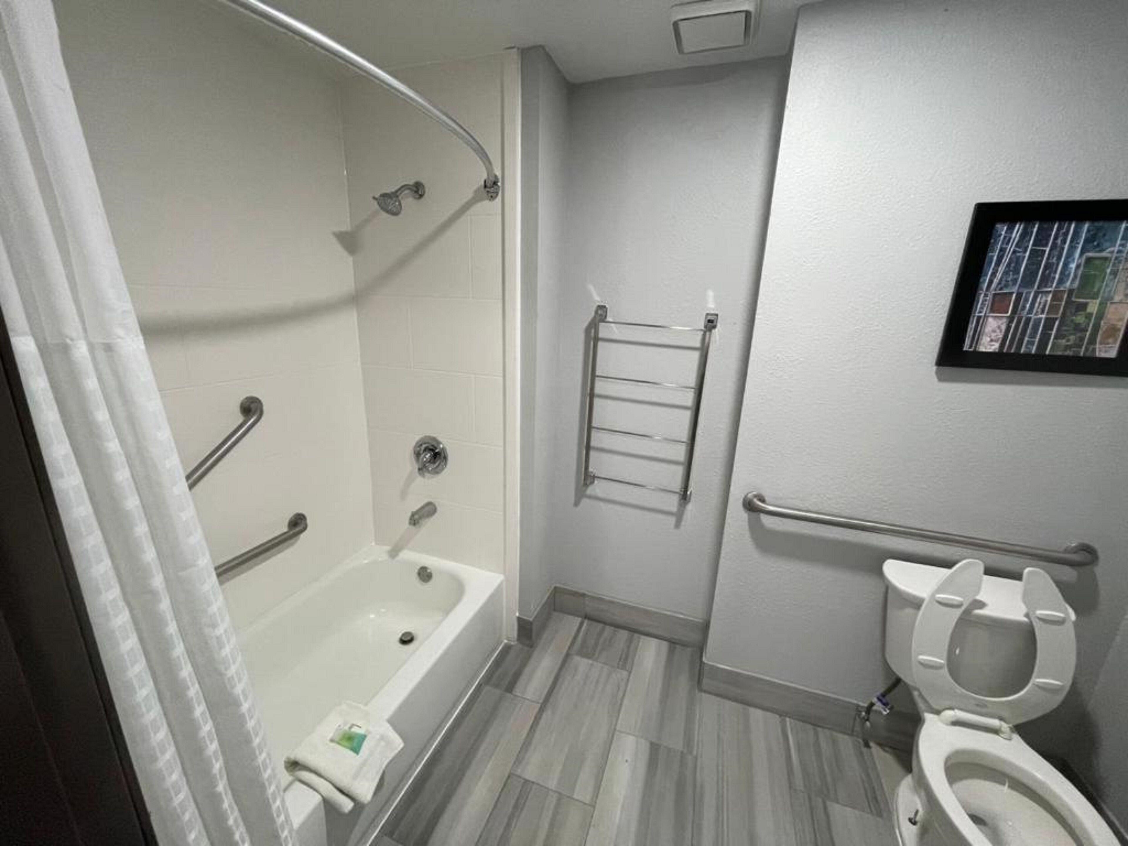 Deluxe Queen Room Mobility Access or Non-Smoking