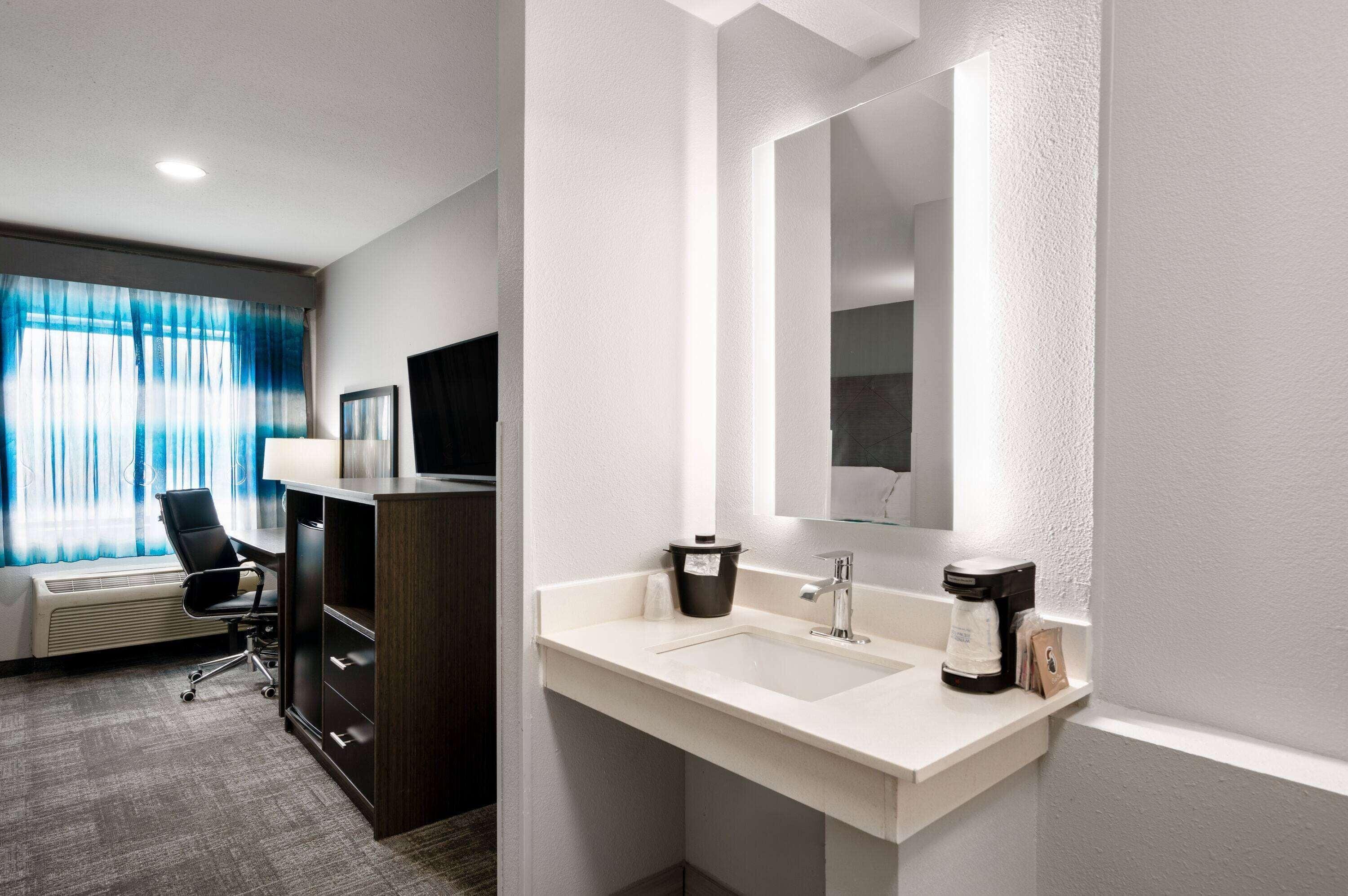Deluxe Queen Room Mobility Access or Non-Smoking