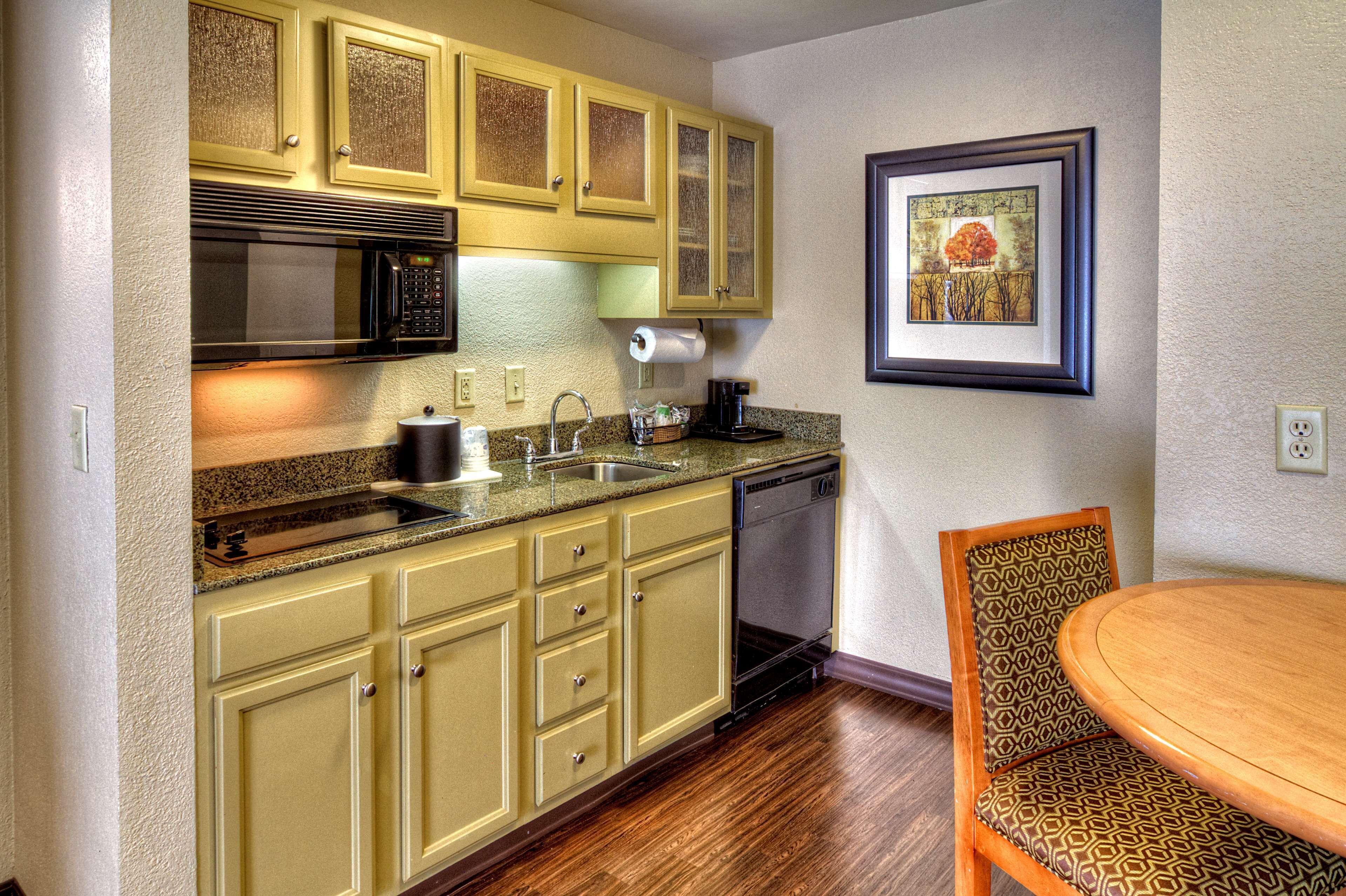 One-Bedroom Queen Suite Kitchen