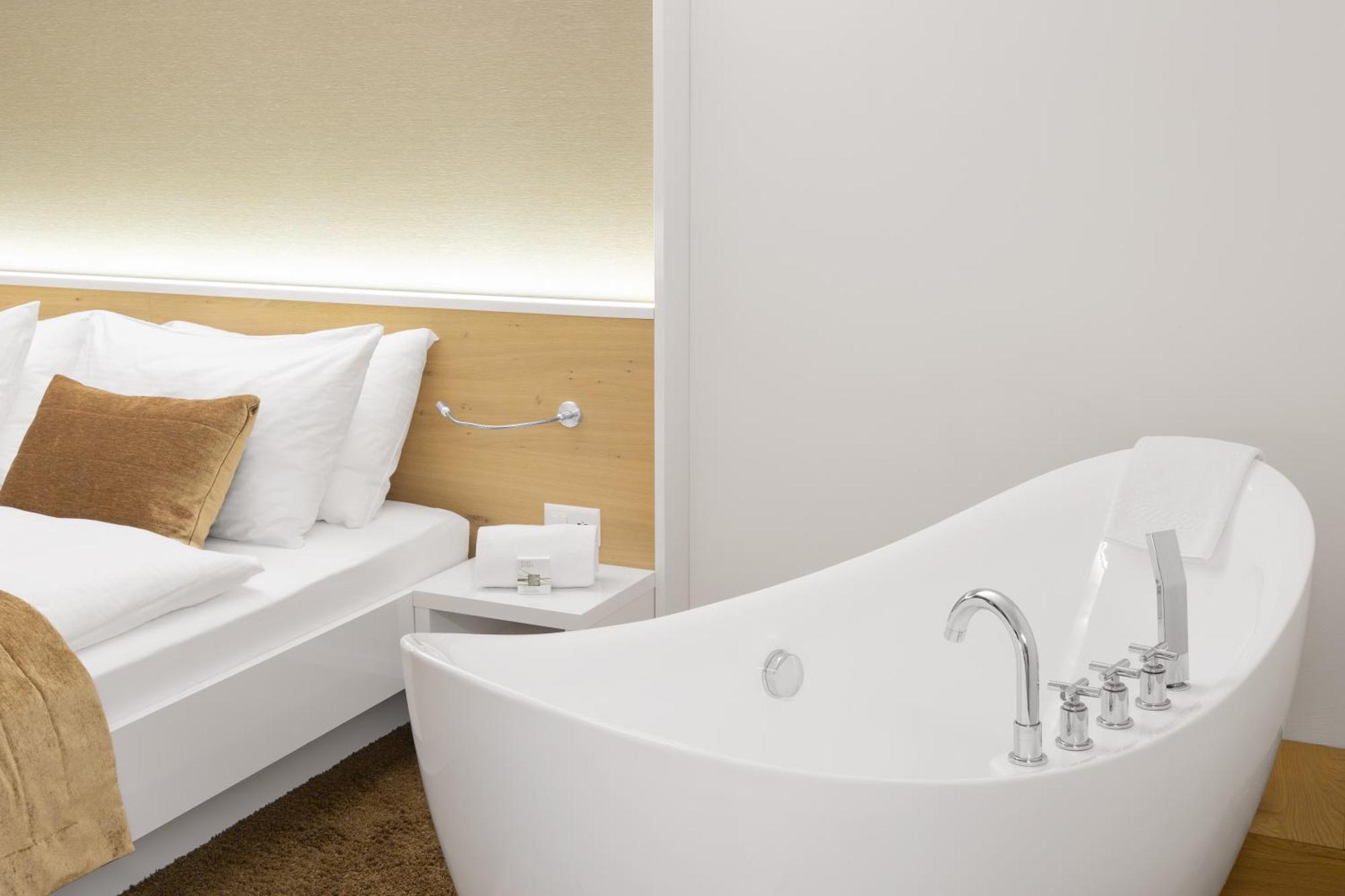 Deluxe Double Room Balcony Mountain View