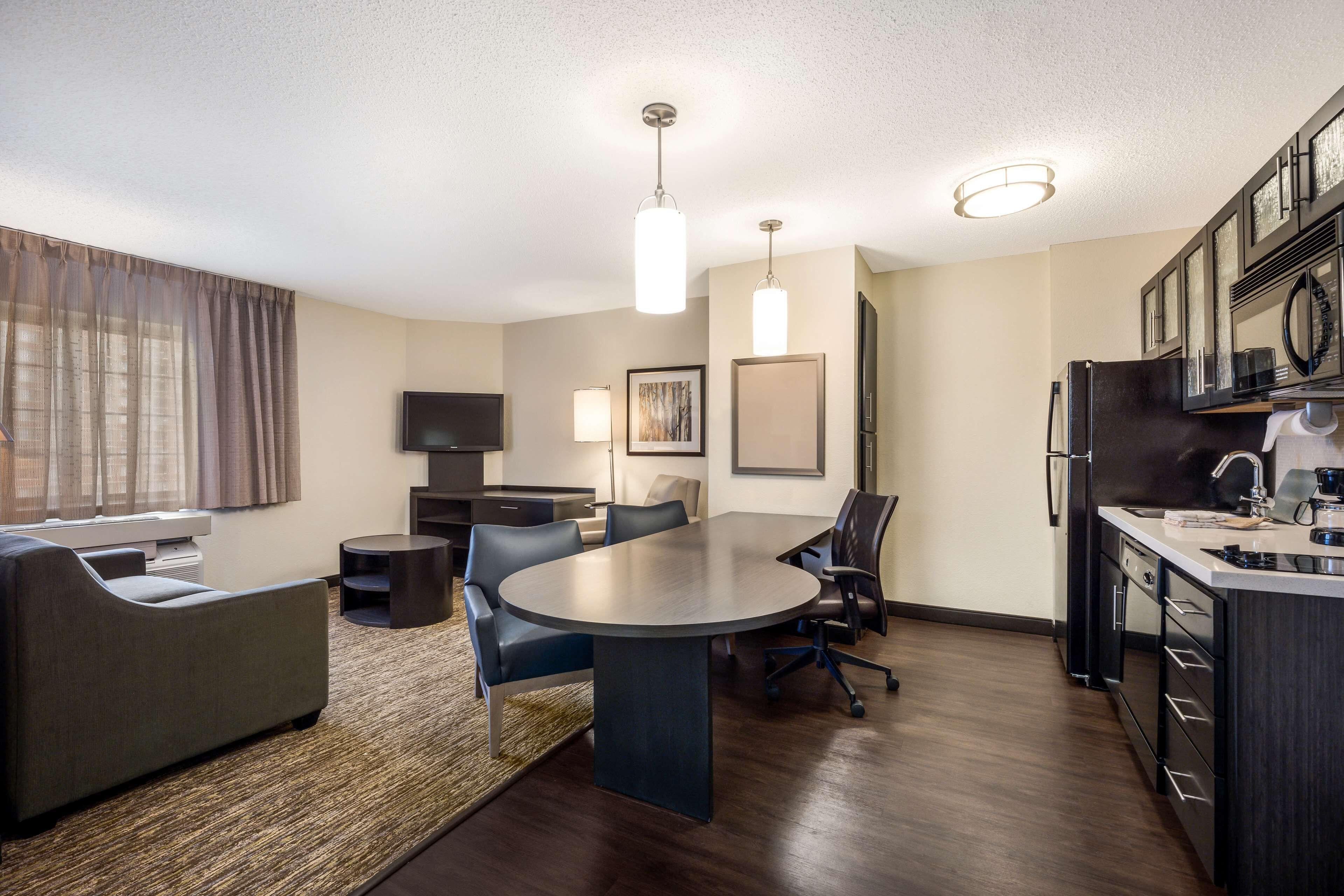 One-Bedroom Queen Suite