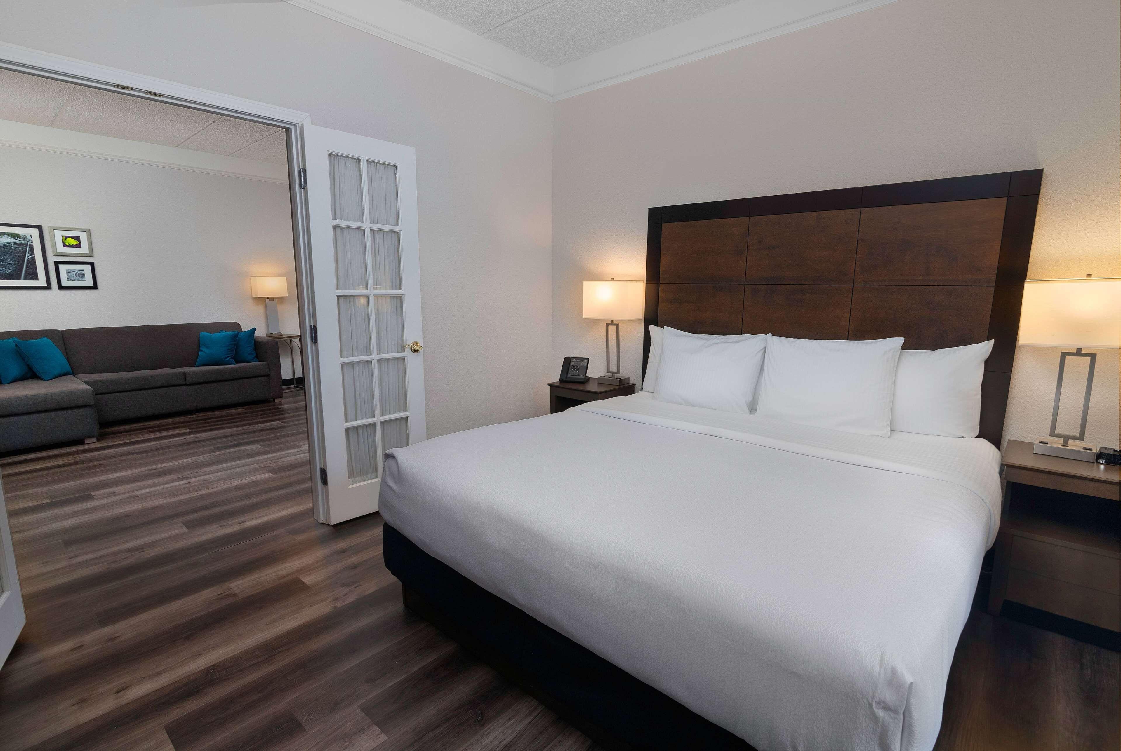 One-Bedroom King Suite Non-Smoking
