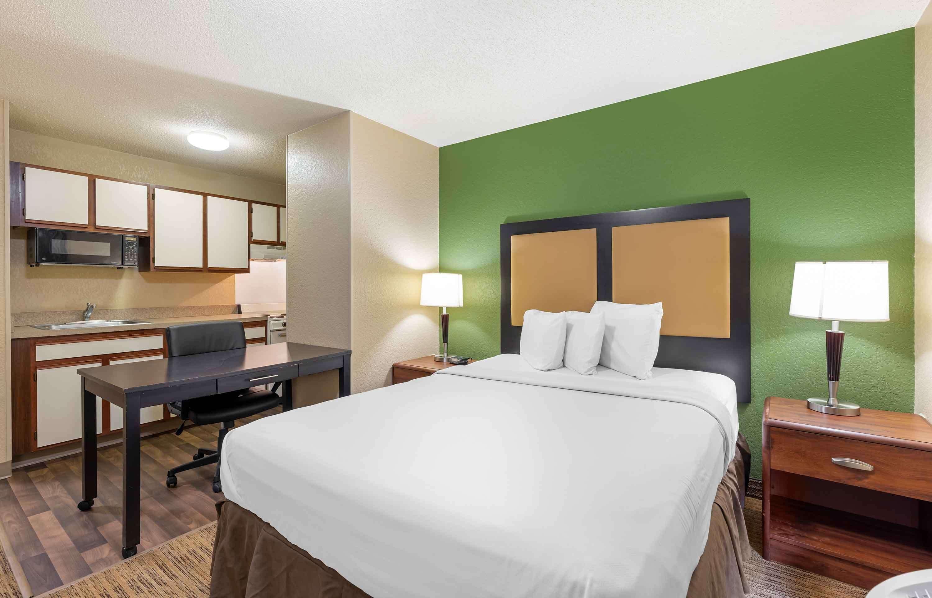 Deluxe Studio 1 Queen Bed Non-Smoking