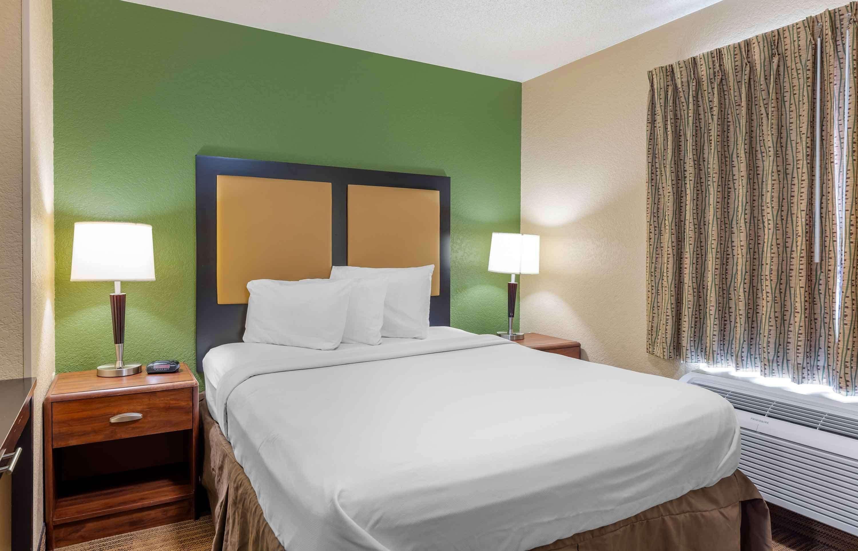 Deluxe Studio 1 Queen Bed Non-Smoking