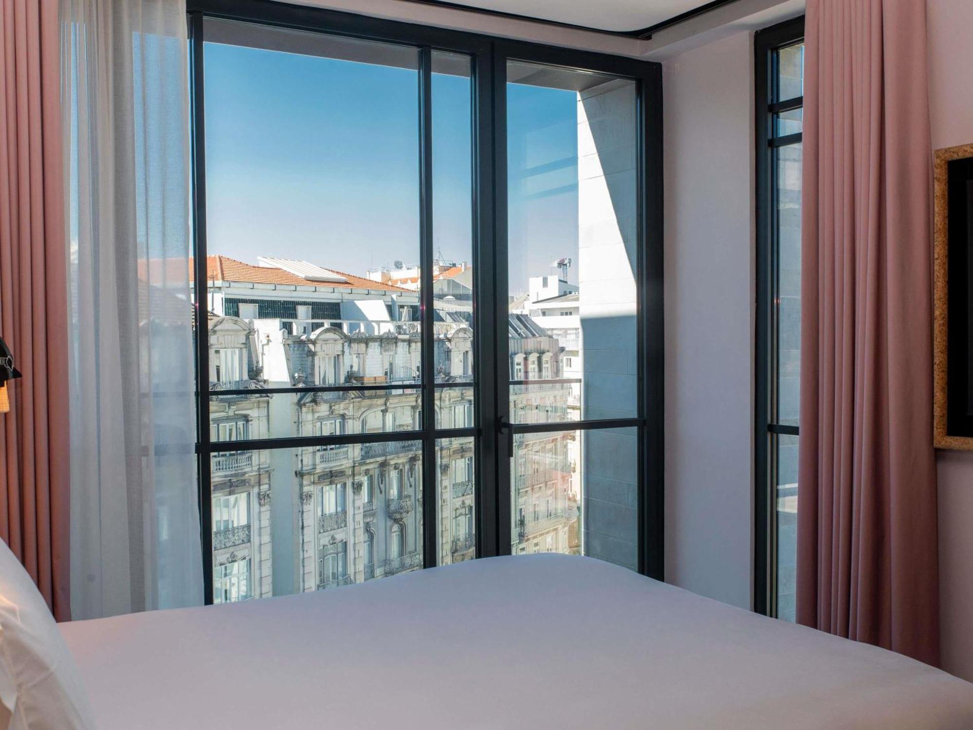 SMALL MAMA Double Room Balcony Avenue View