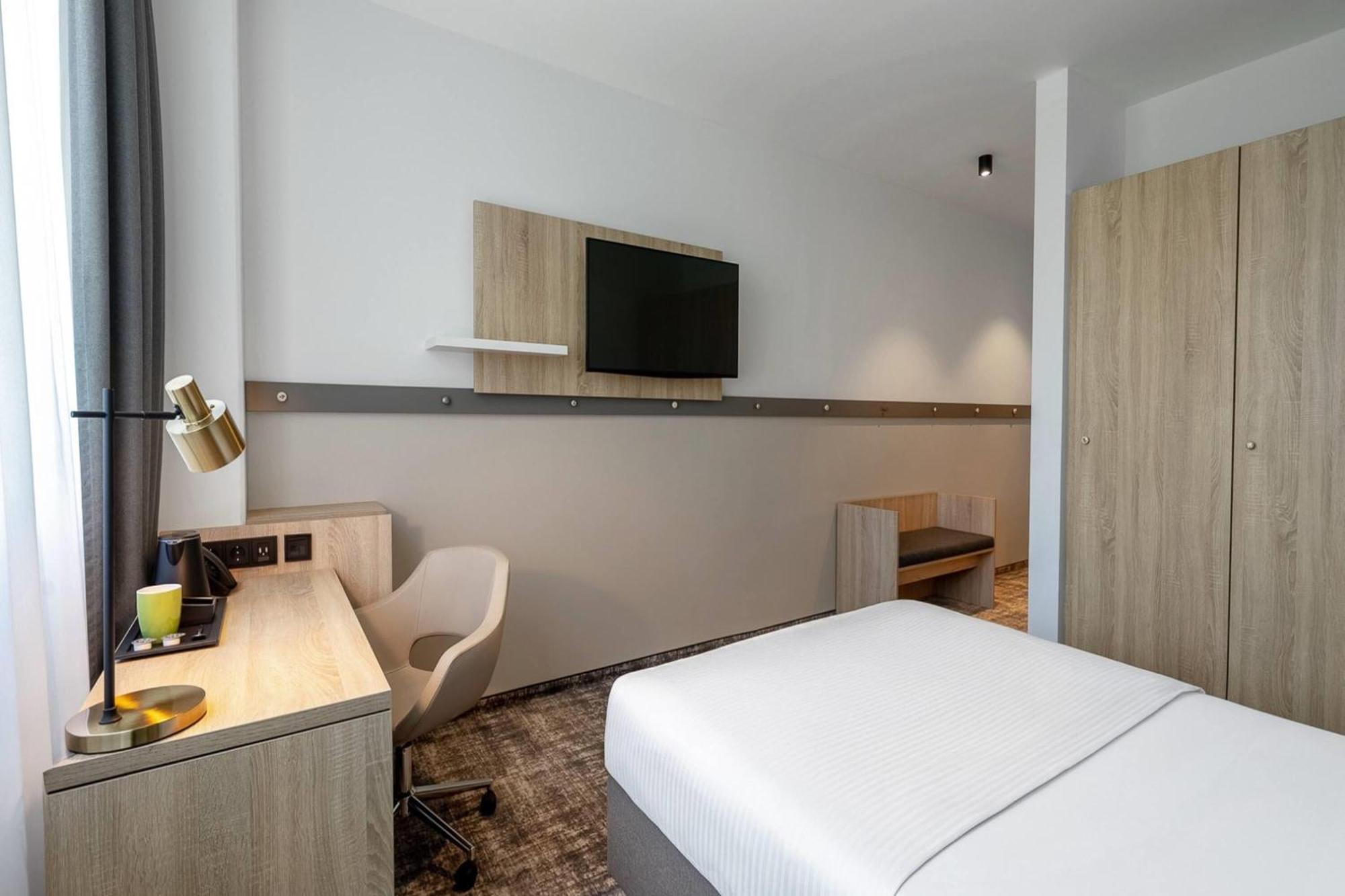 Superior Single Room 1 Queen Bed Non-Smoking