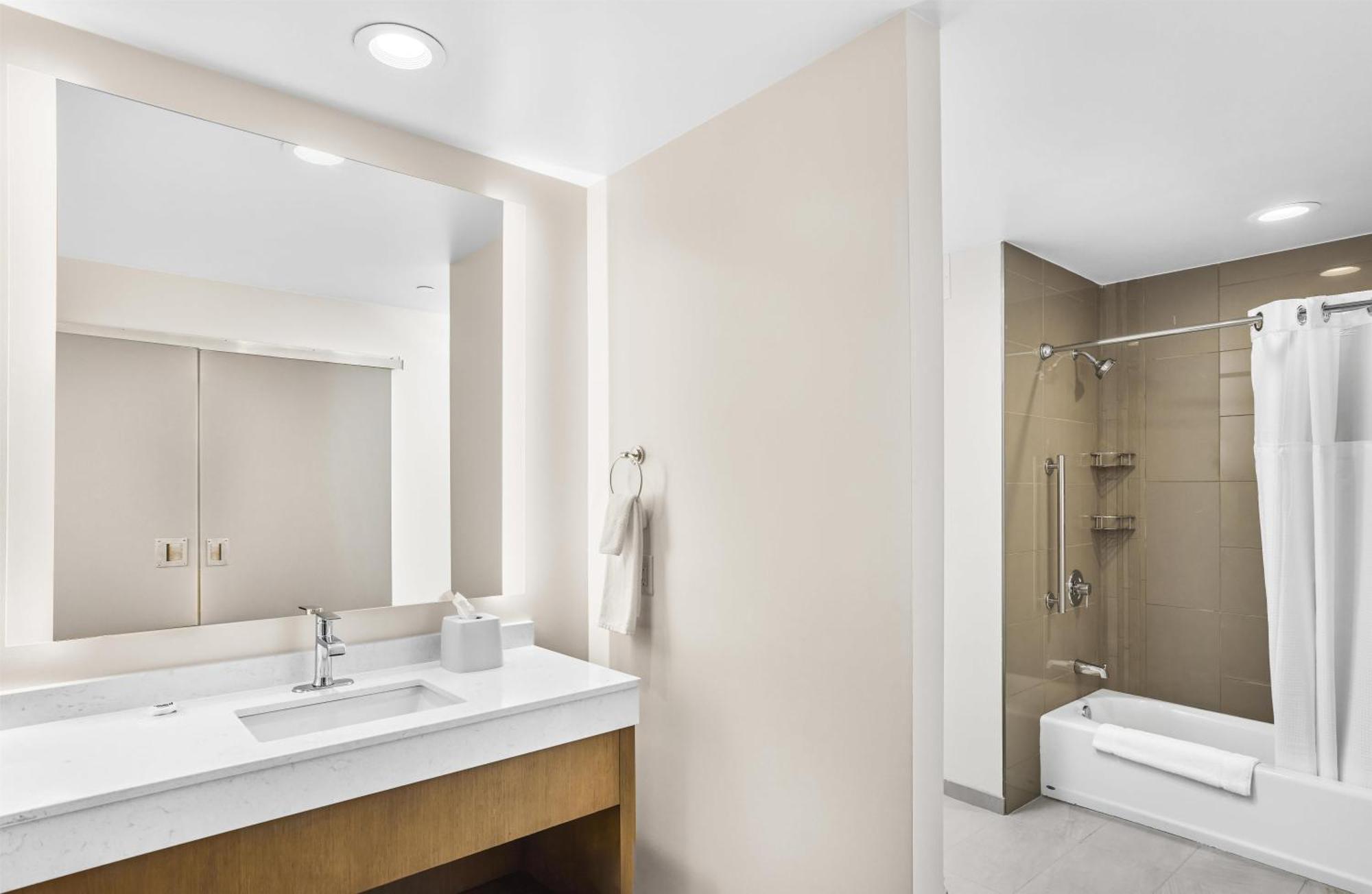 One-Bedroom Queen Suite Two Queen Beds Sofa Bed Kitchen Tub Disability Access