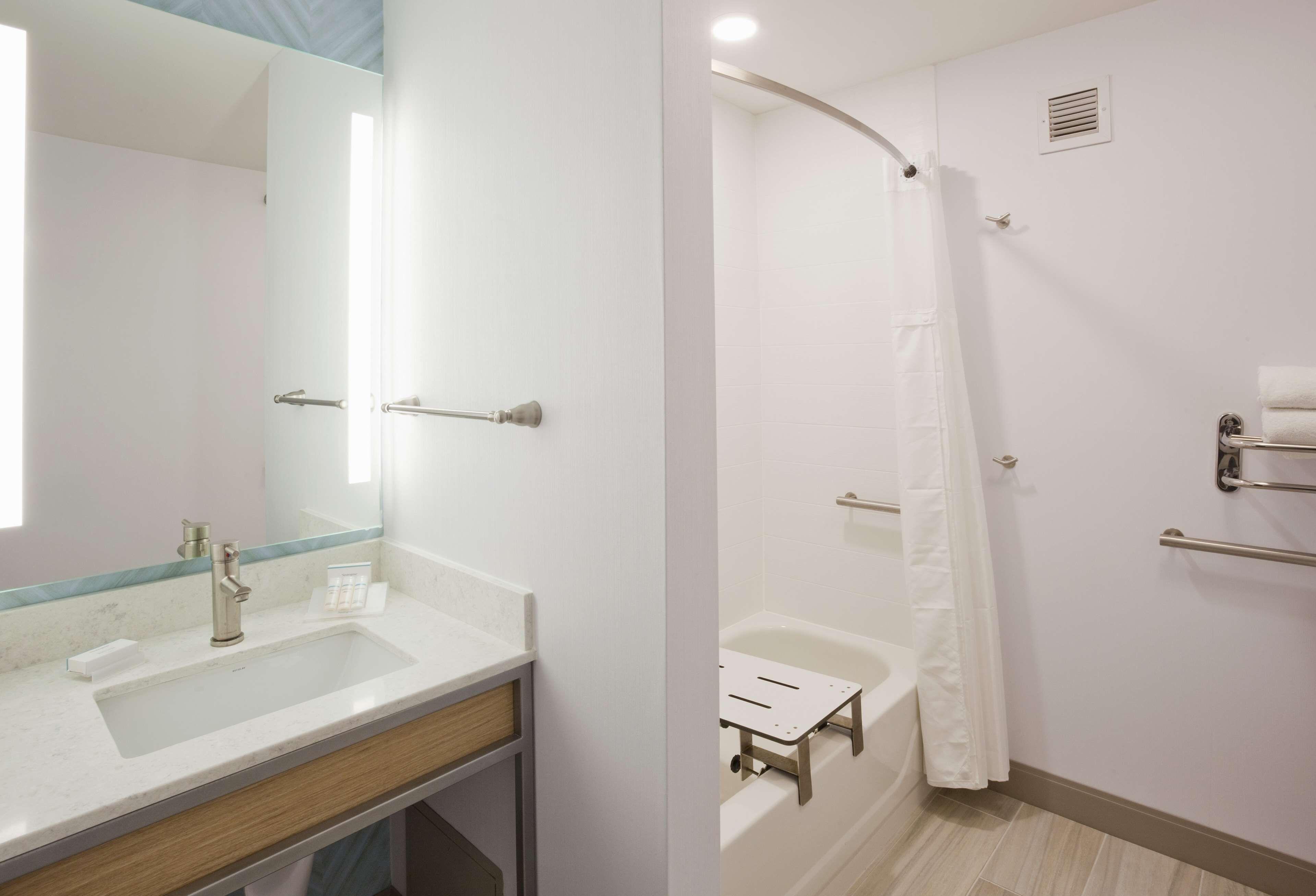 Queen Room Two Queen Beds Bath Tub Mobility Access