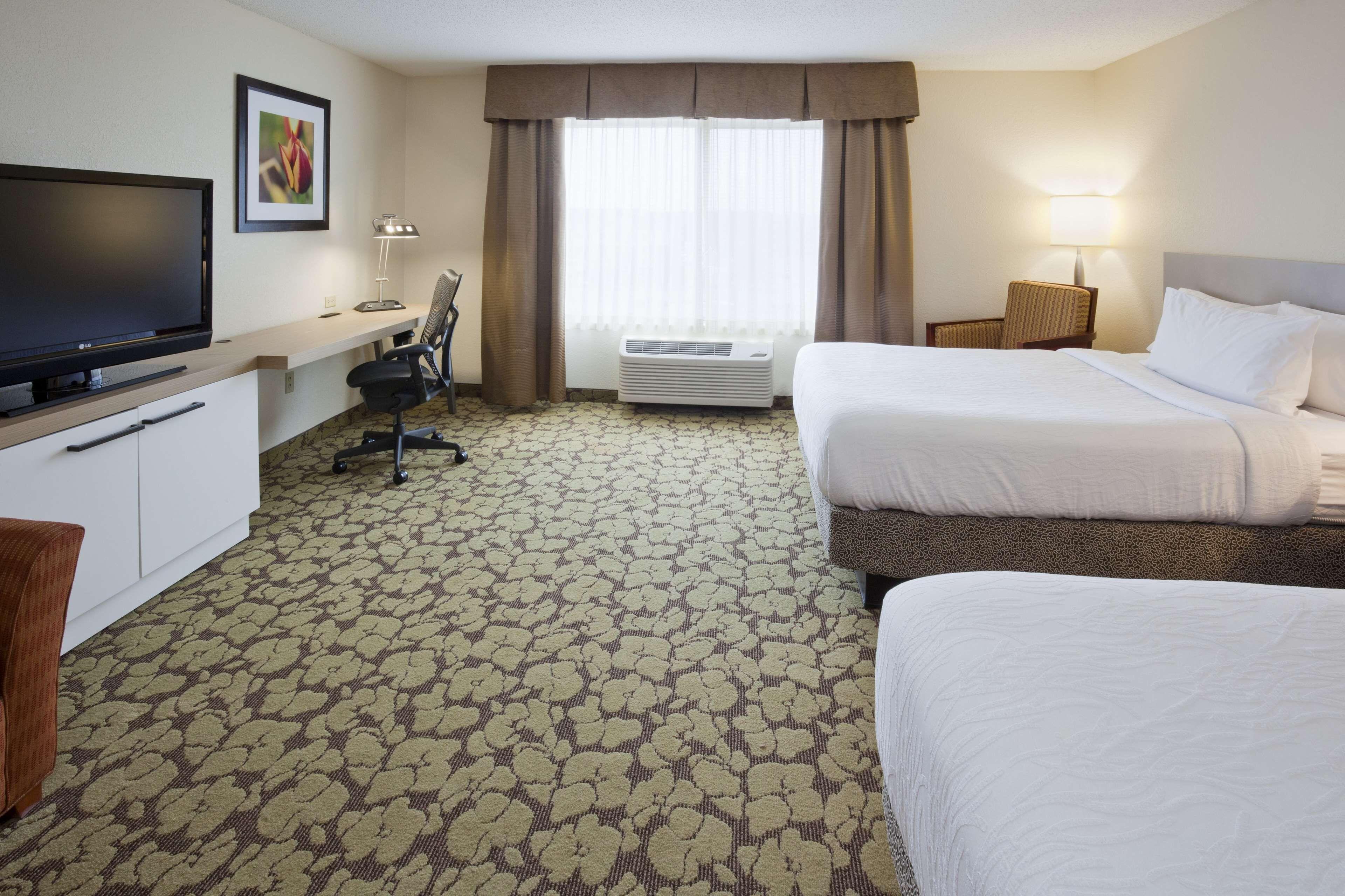 Queen Room Two Queen Beds Bath Tub Mobility Access