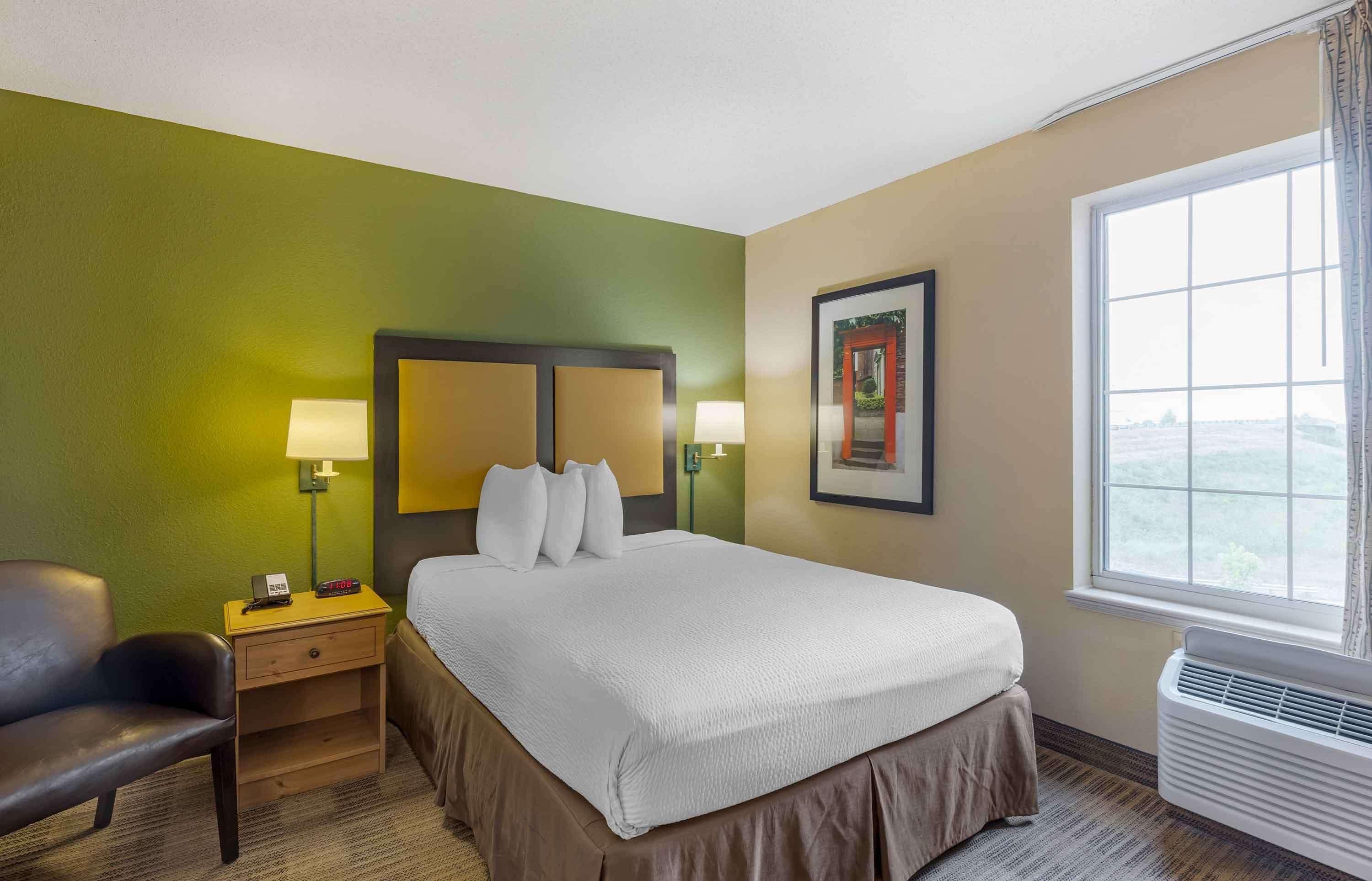 Queen studio 1 Queen Bed Disability Access or Non-Smoking
