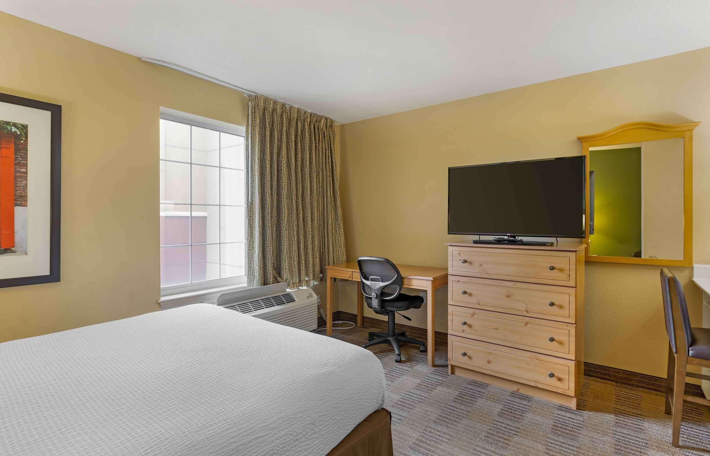 Queen studio 1 Queen Bed Disability Access or Non-Smoking