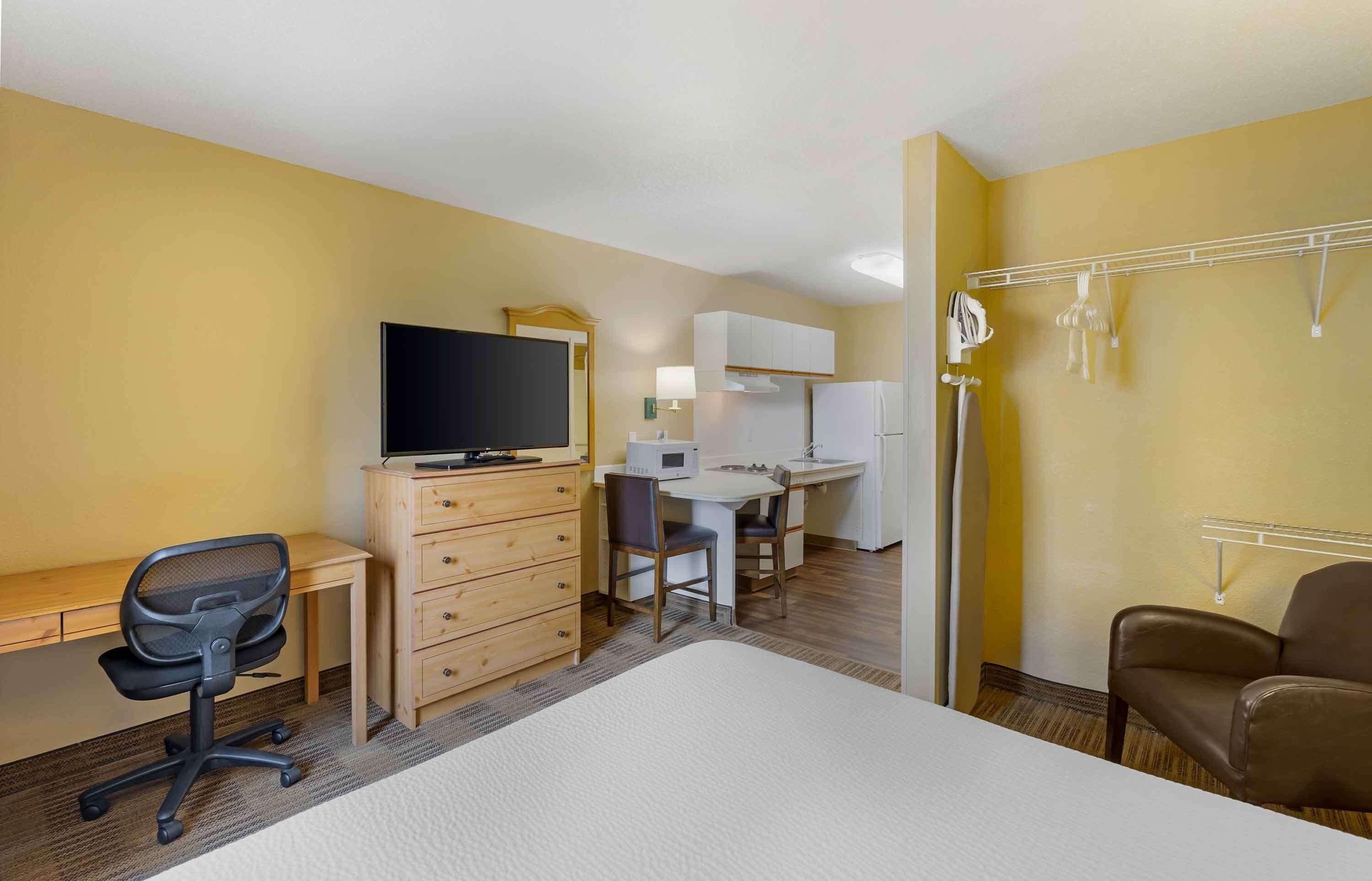 Queen studio 1 Queen Bed Disability Access or Non-Smoking