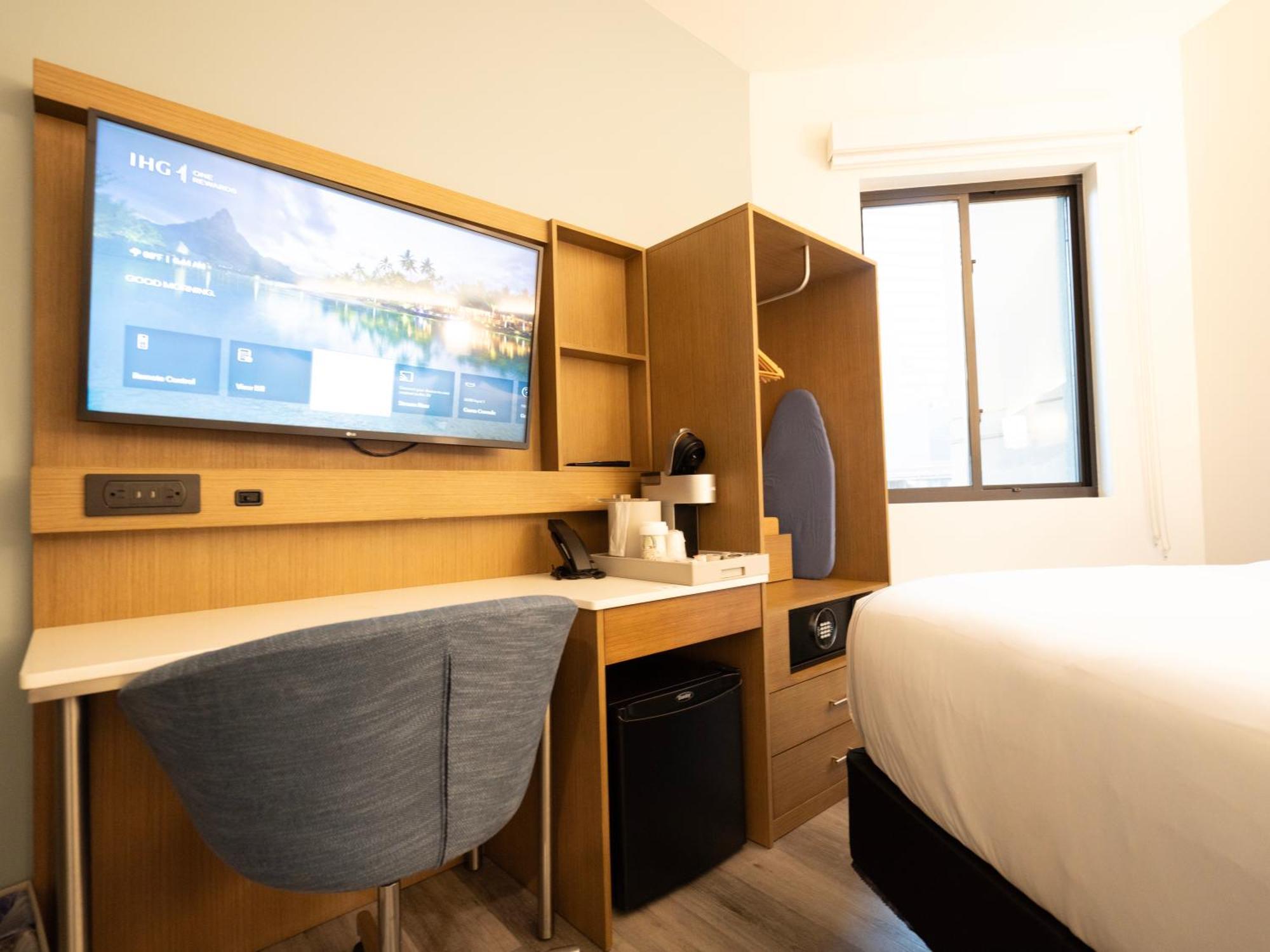 Standard Queen Room Mobility Accessible Roll Shower