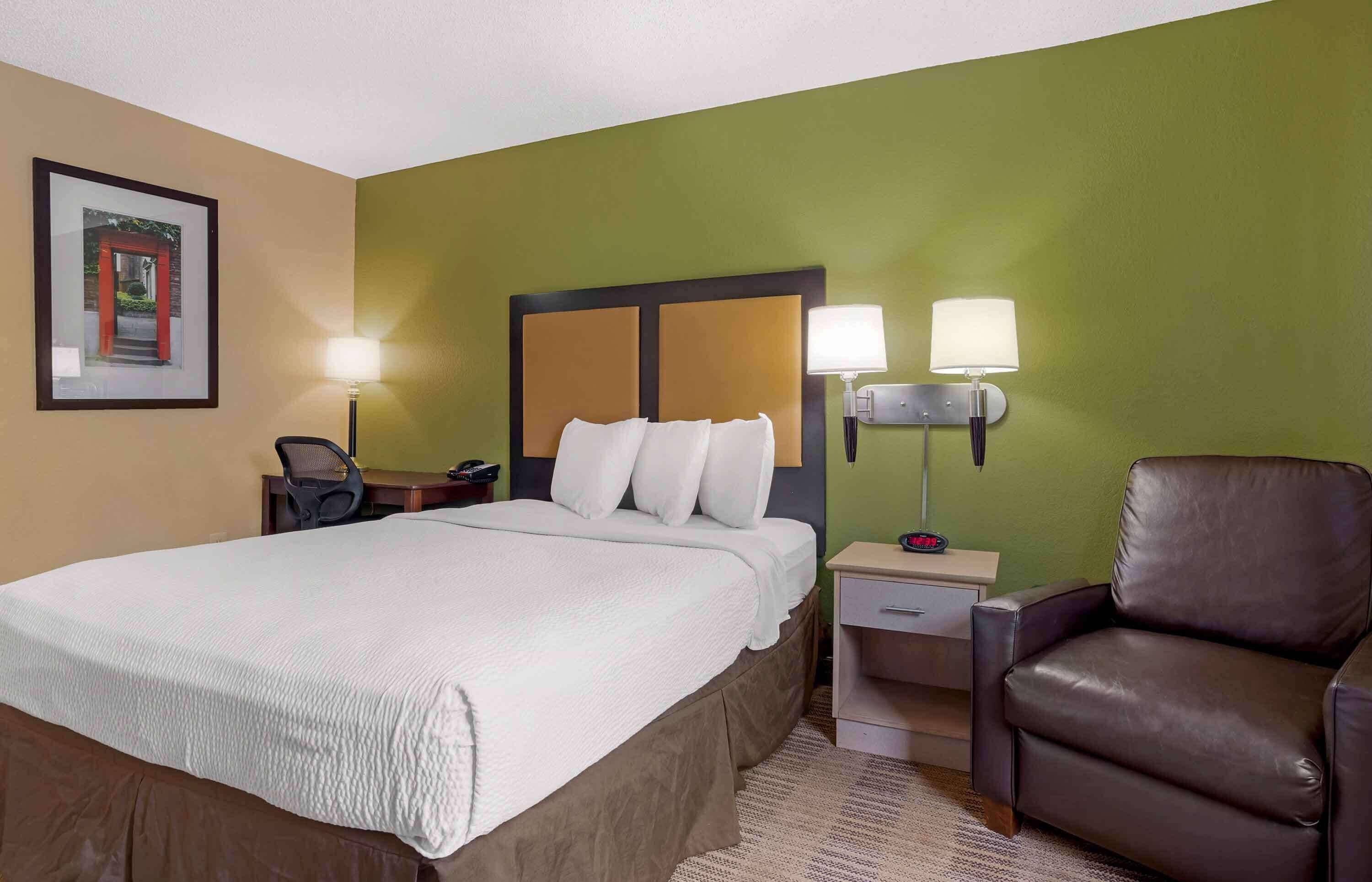 Queen studio 1 Queen Bed Disability Access or Non-Smoking