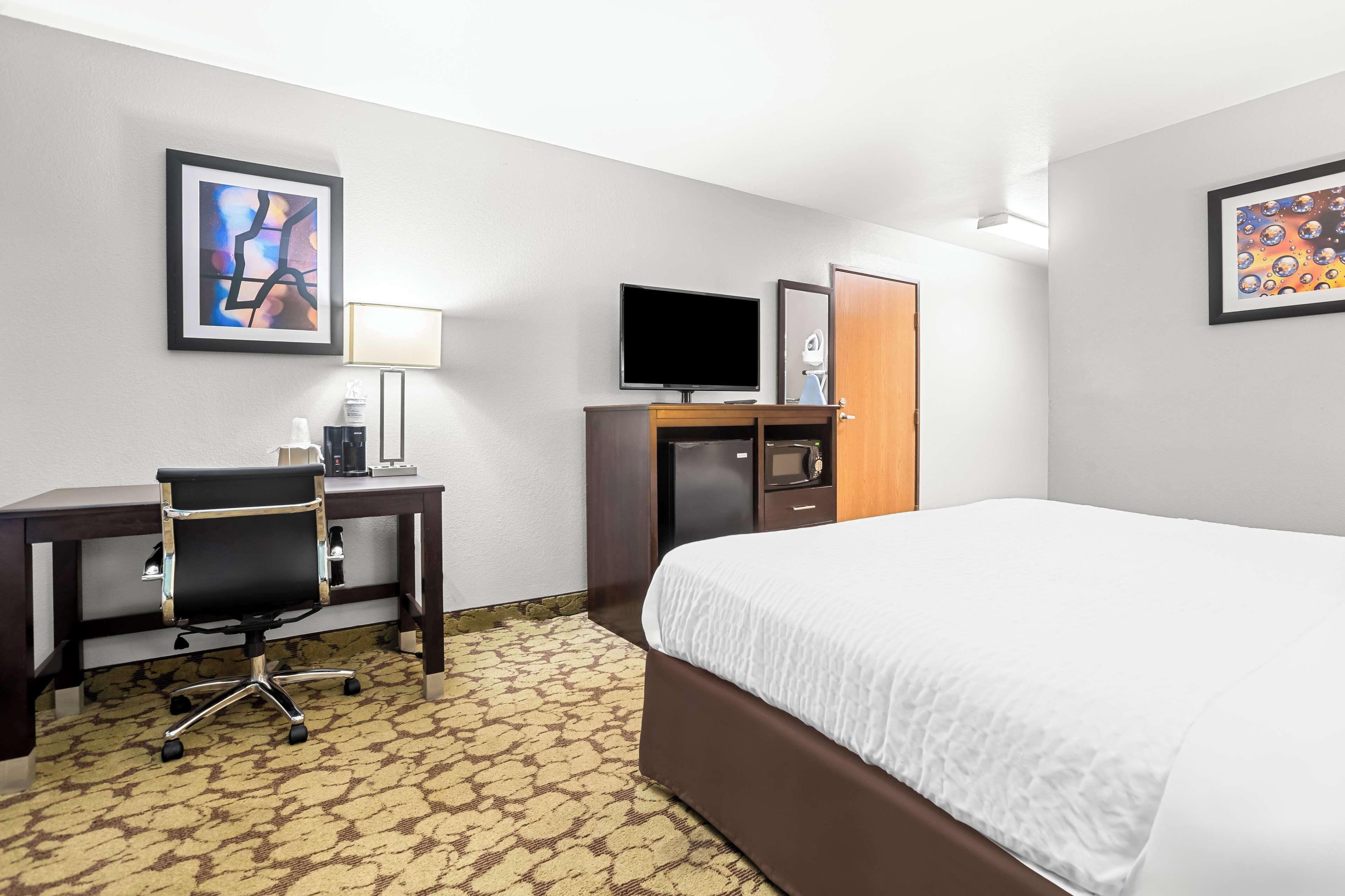 King Room Adjoining Rooms Bath Tub Mobility Accessible or Non-Smoking
