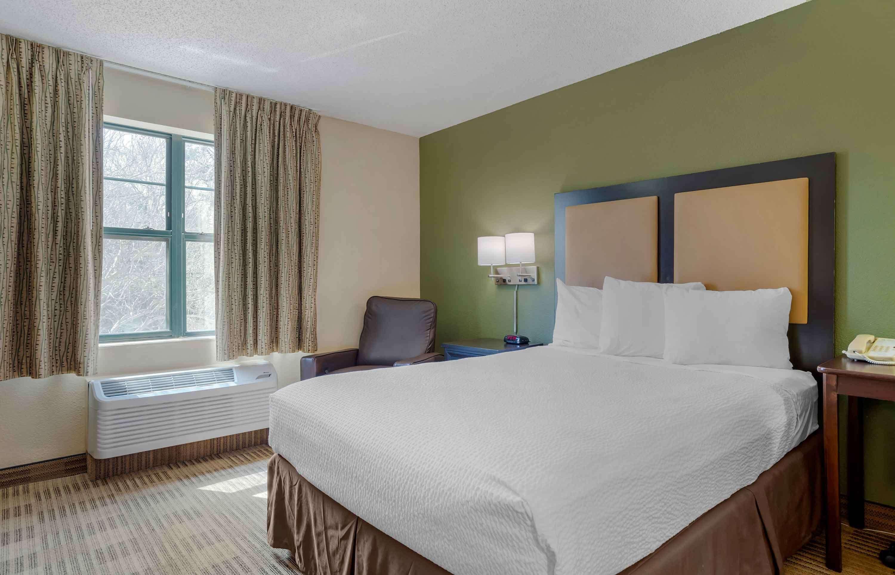 Queen studio 1 Queen Bed Disability Access or Non-Smoking