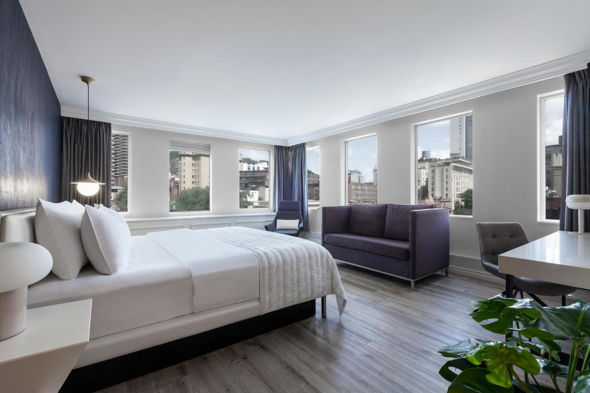 Junior Suite 1 King Corner room