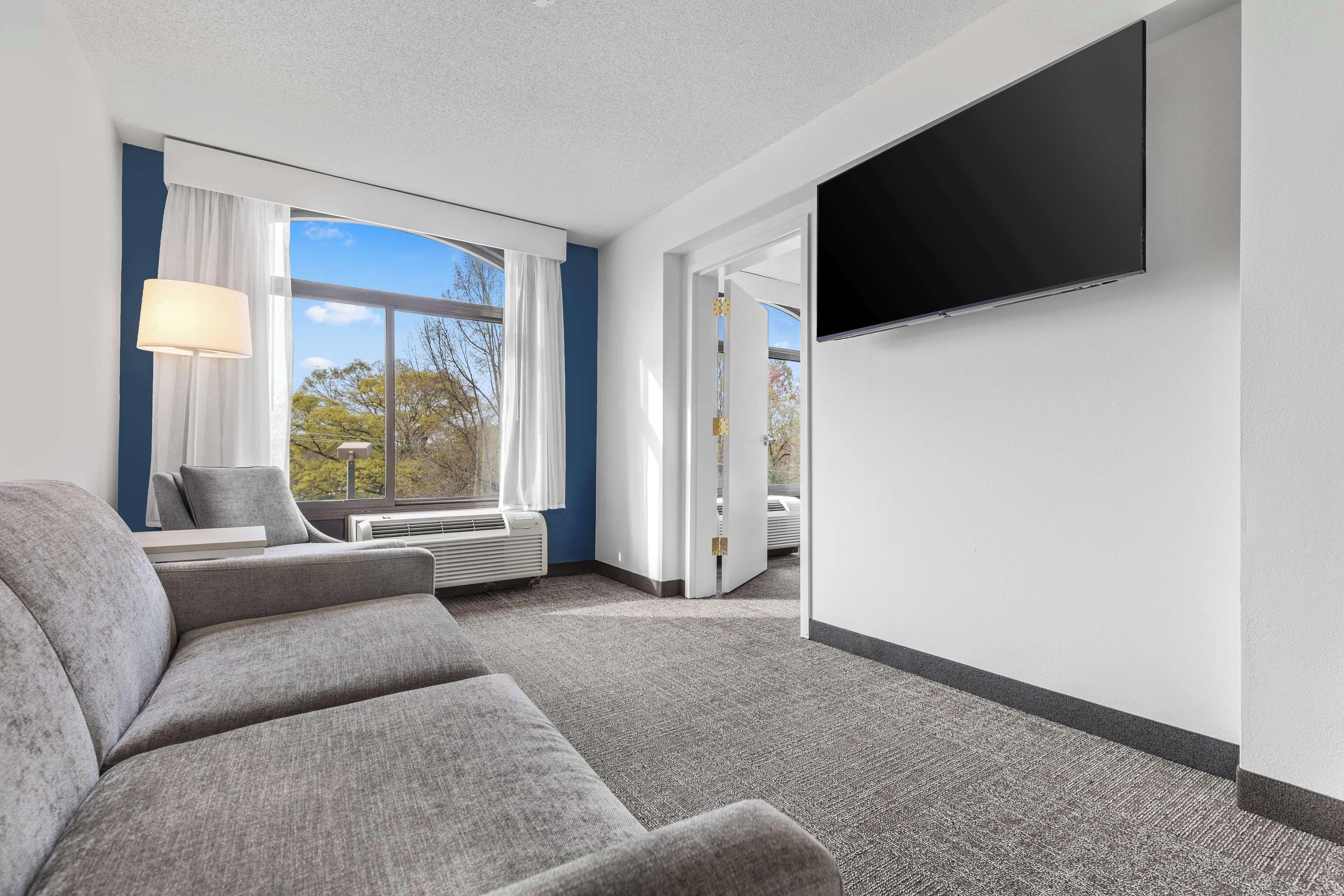 One-Bedroom Queen Suite Two Queen Beds