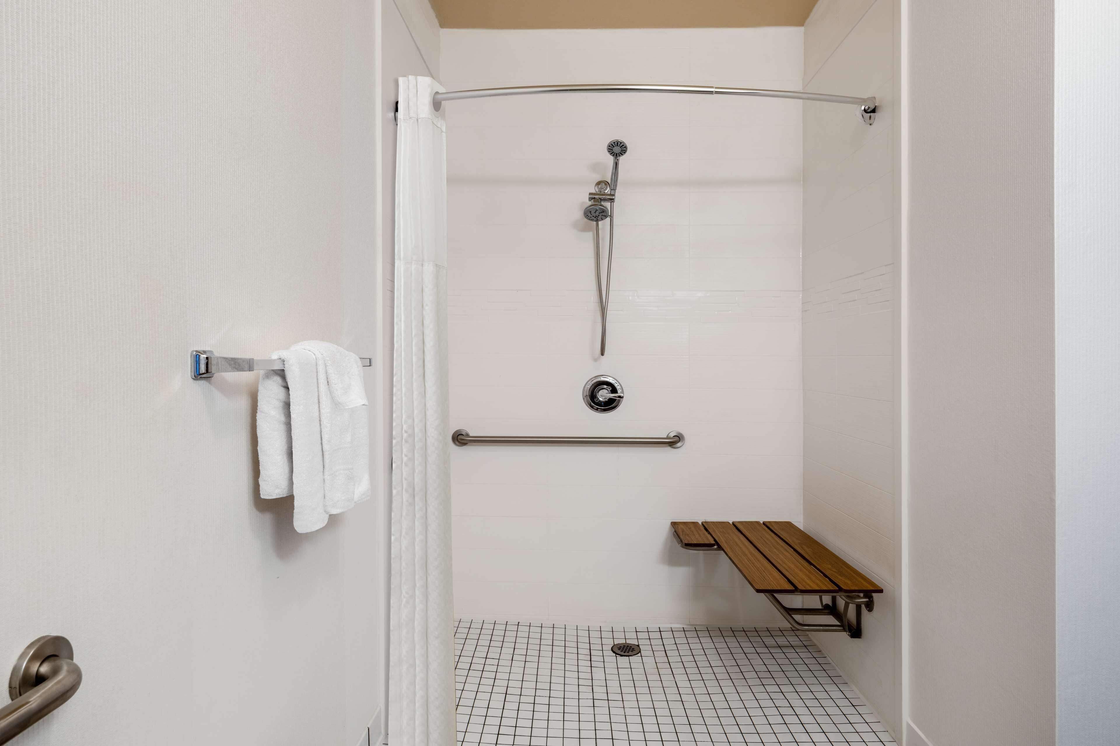 King Room Bath Tub Disability Access