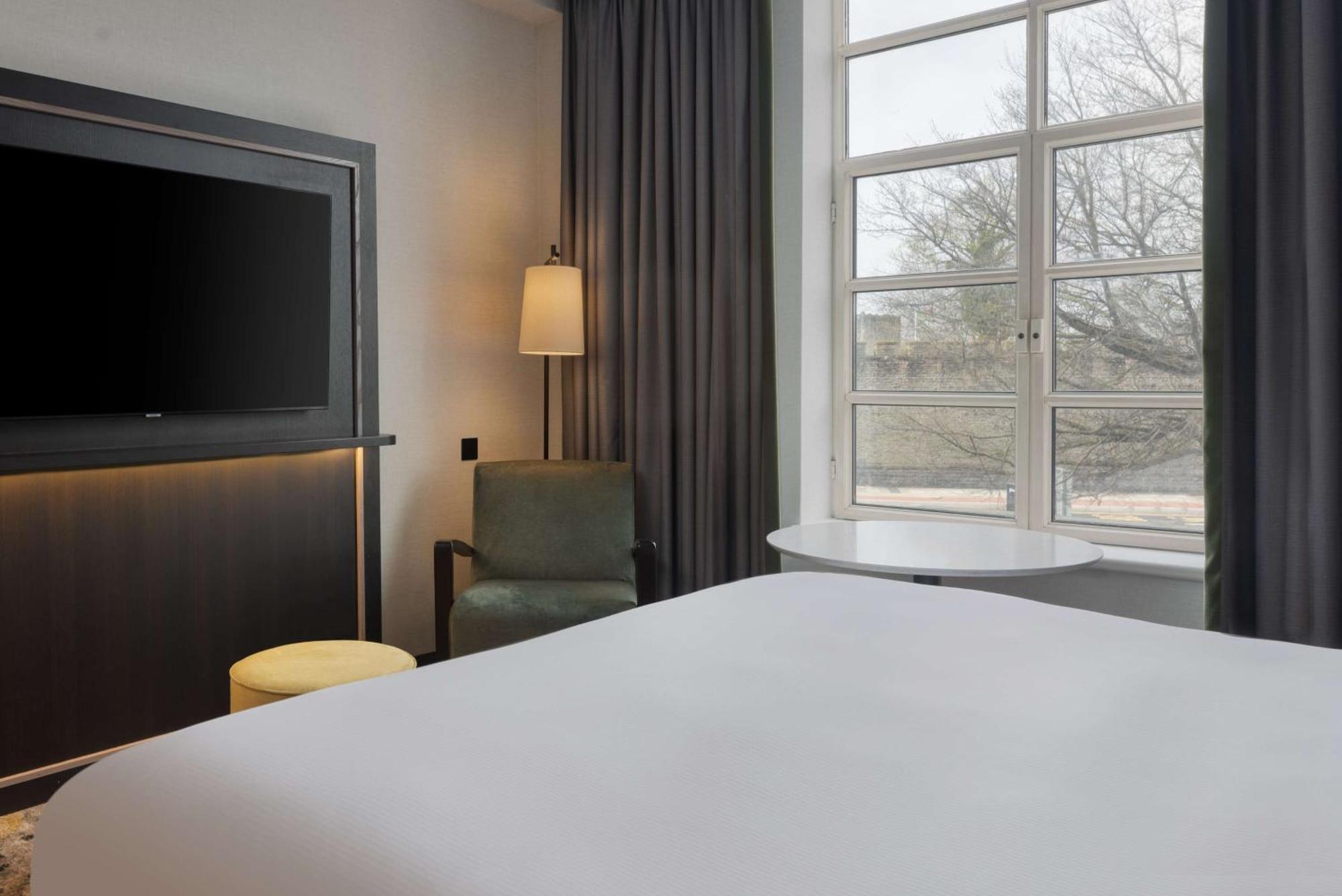 Deluxe King Room Castle View