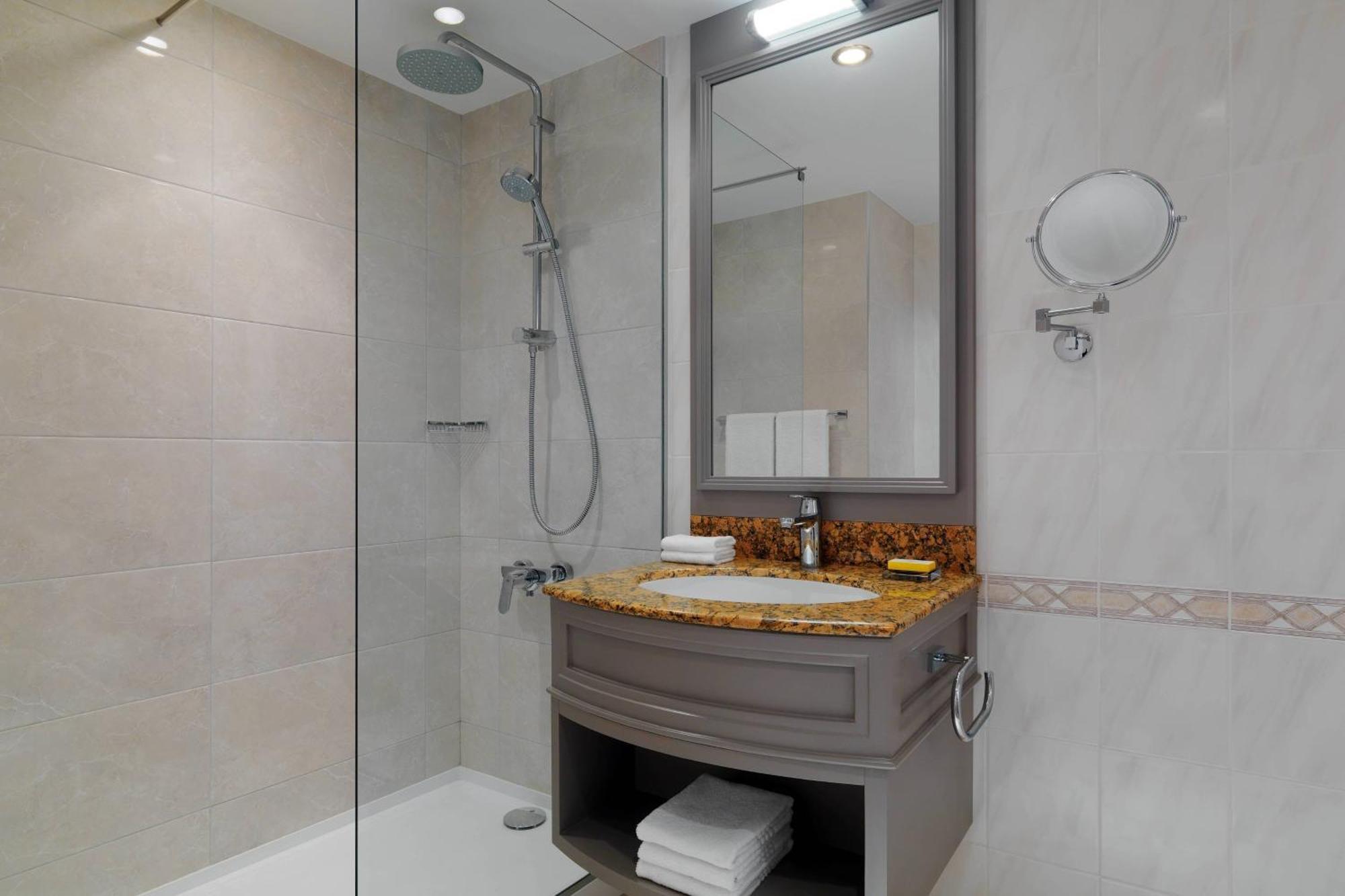 Superior Deluxe Guest room 1 King