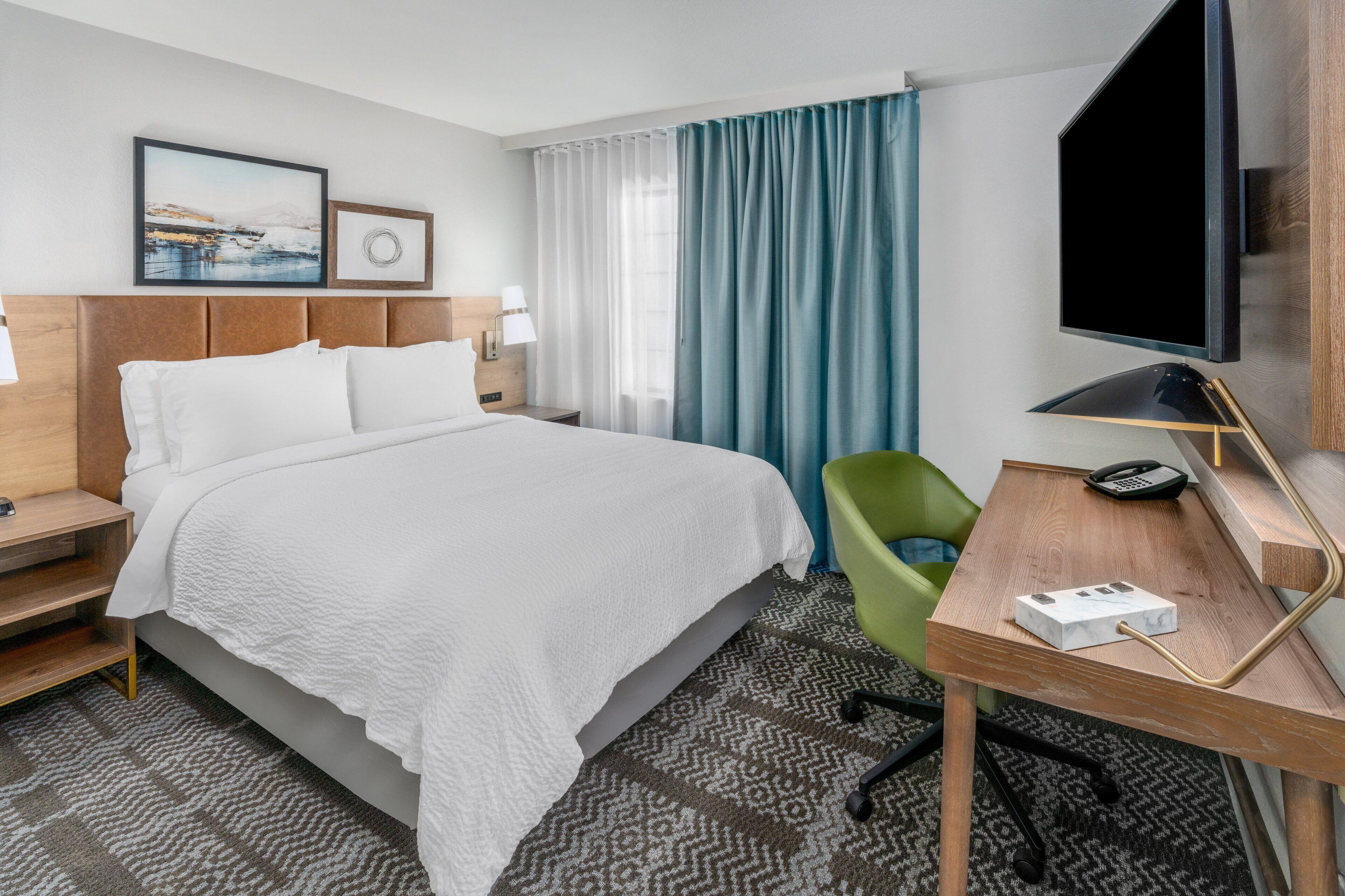 Deluxe Two-Bedroom Suite Three Queen Beds