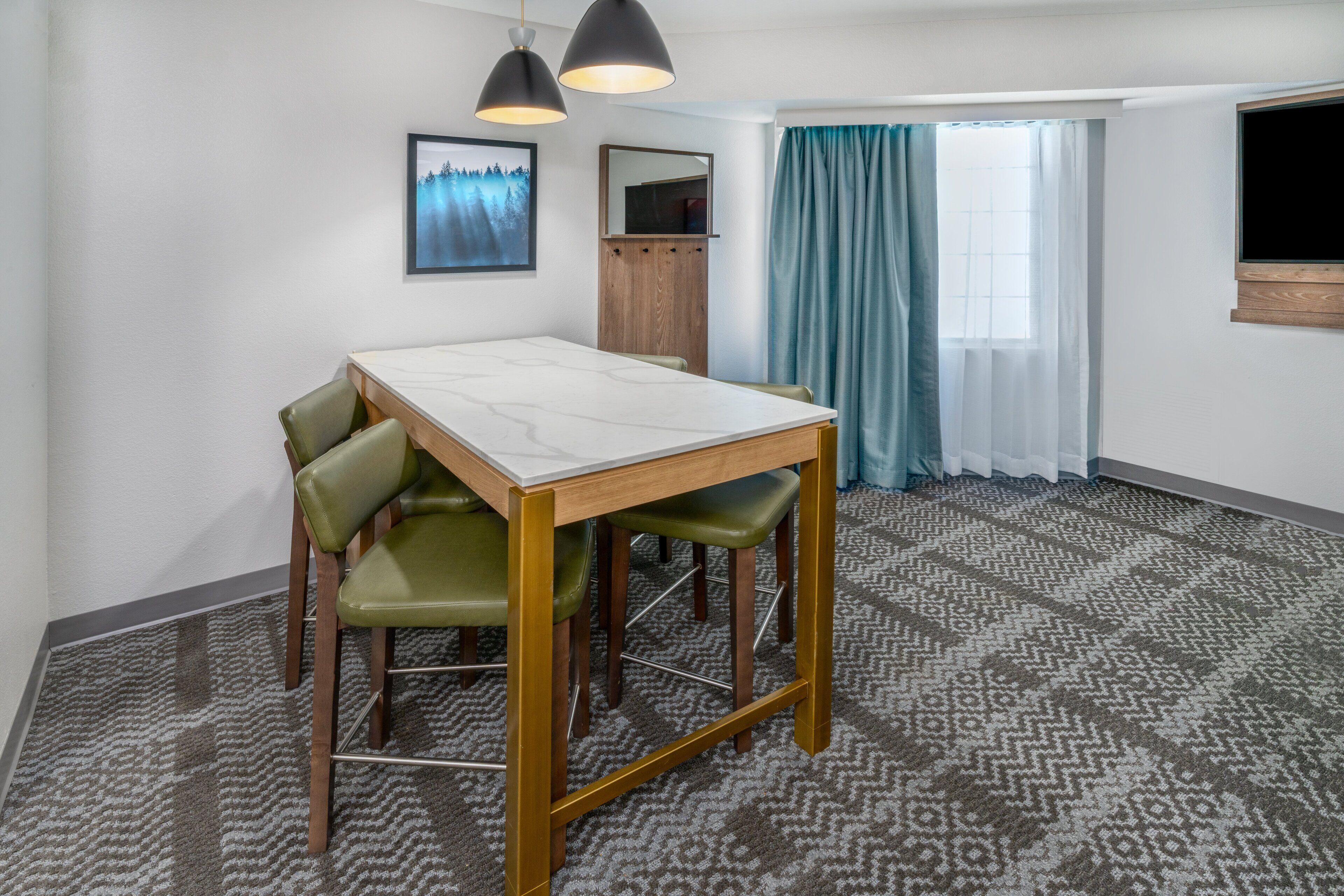 Deluxe Two-Bedroom Suite Three Queen Beds